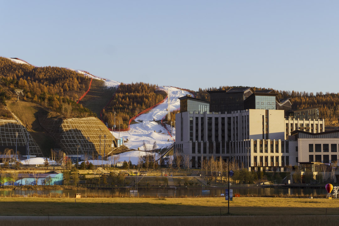 山還是黃綠色,雪道上的人造雪舖到了山下,雪場已經陸續開始營業。