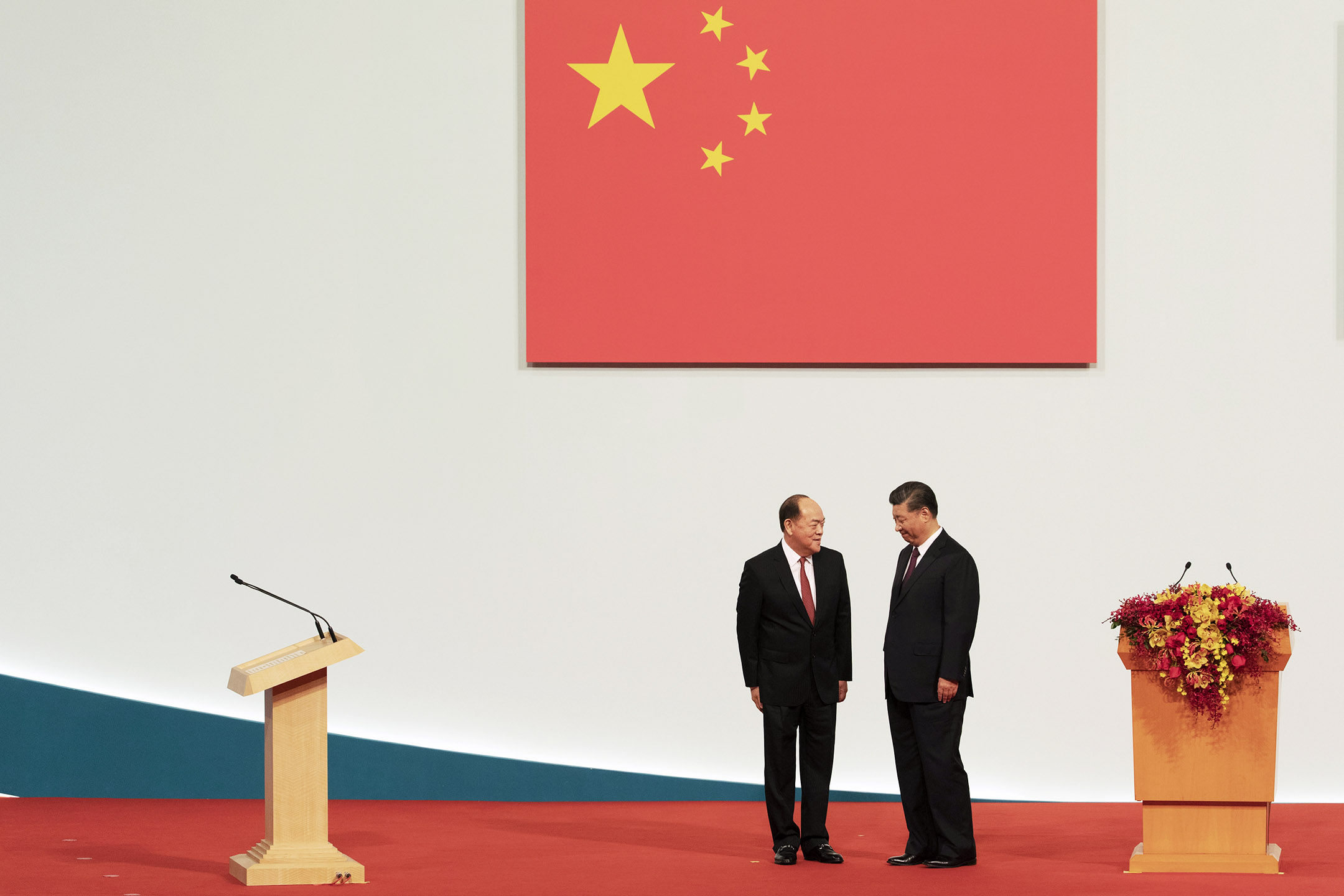 2019年12月20日澳門,就職典禮上中國國家主席習近平(右)和澳門新任行政長官賀一誠站在舞台上。