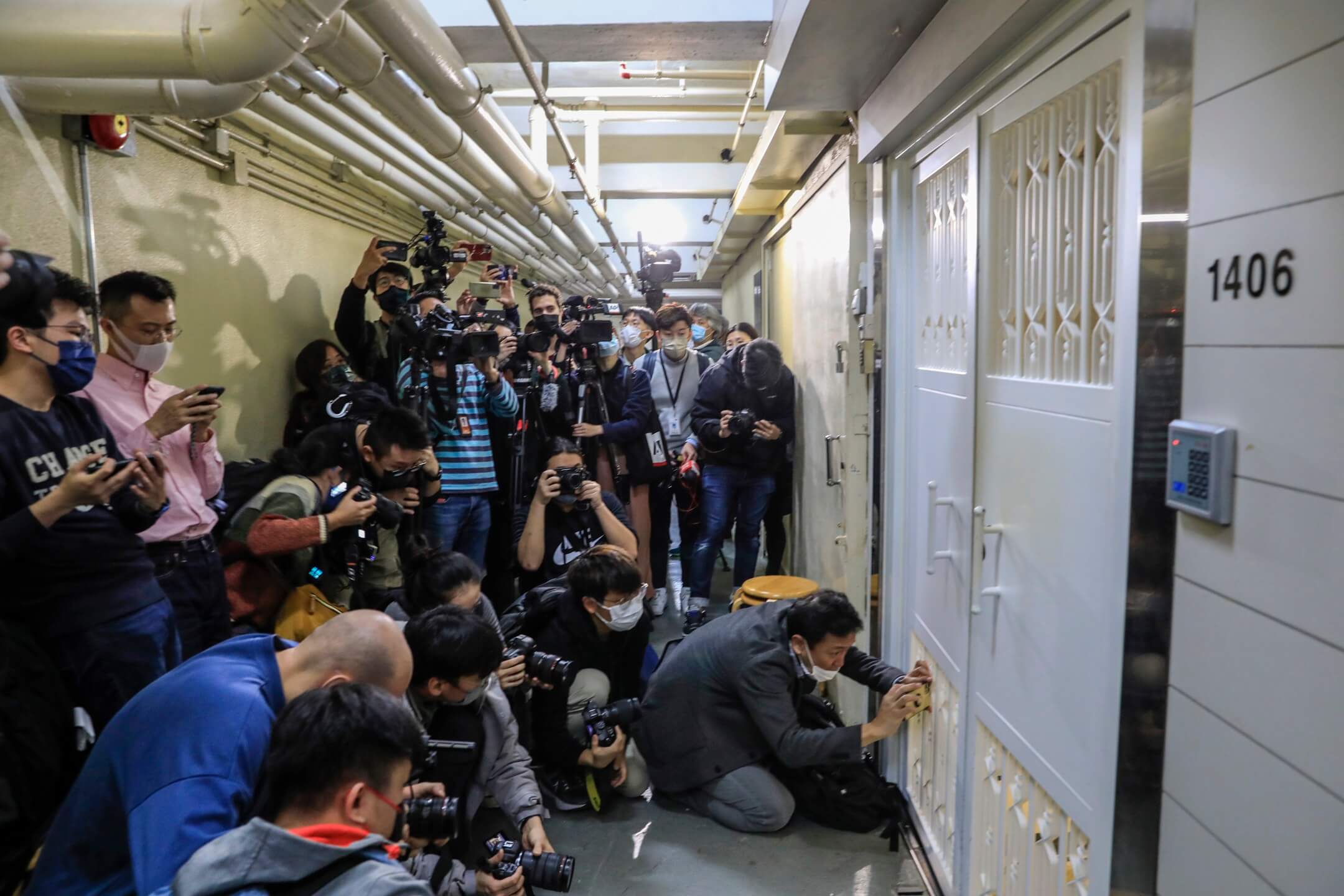 2021年12月29日,大批記者在《立場新聞》位於觀塘的辦公室外拍攝。