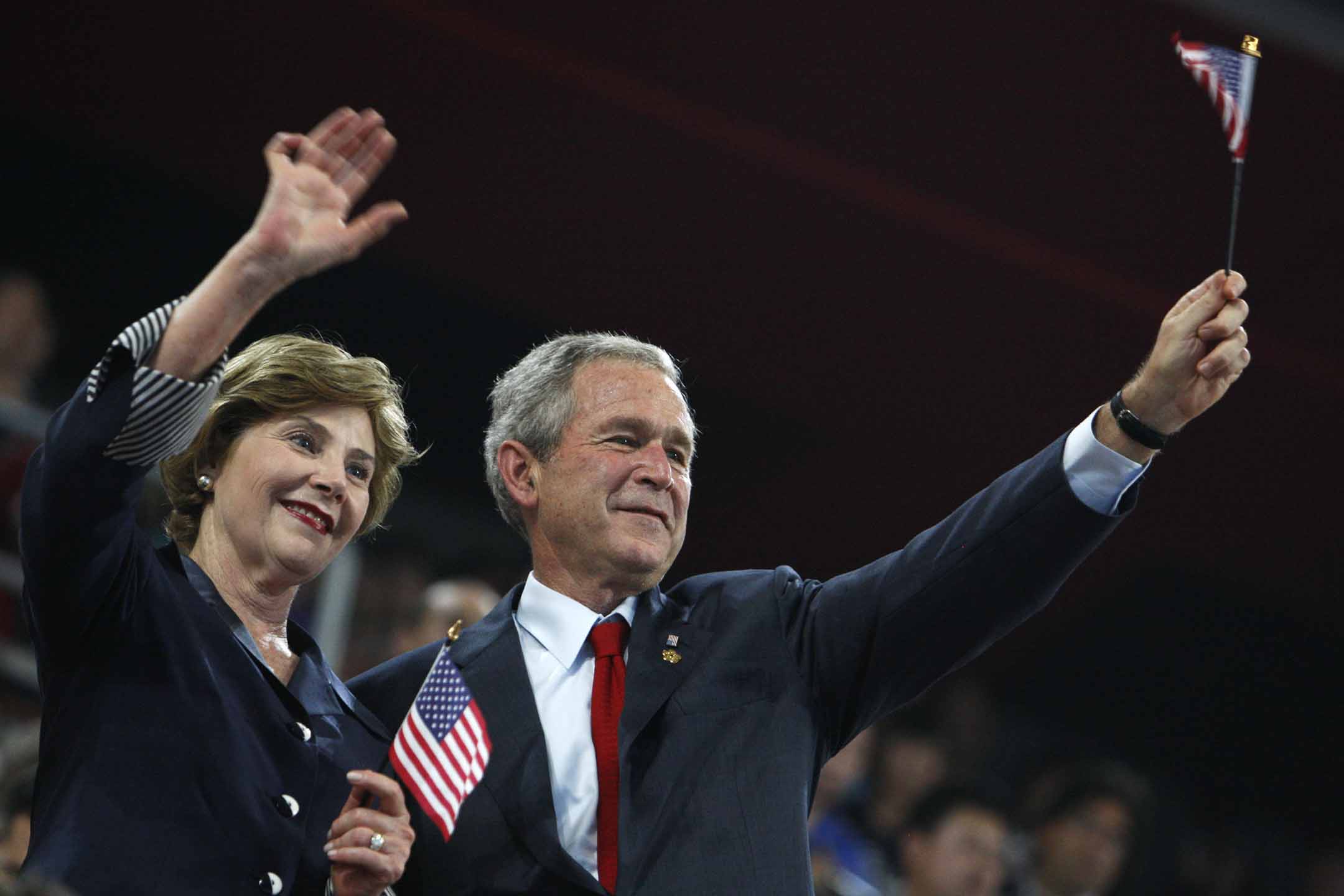 2008年8月8日,美国总统George W. Bush在北京国家体育场举行的2008年北京夏季奥运会开幕式上,向美国代表团的运动员挥手致意。