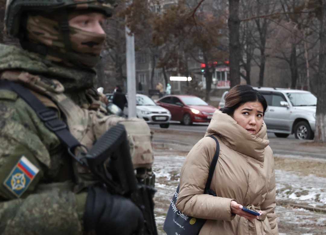 2022年1月11日,哈薩克斯坦,由俄羅斯領軍的集約組織在阿拉木圖街頭站崗。