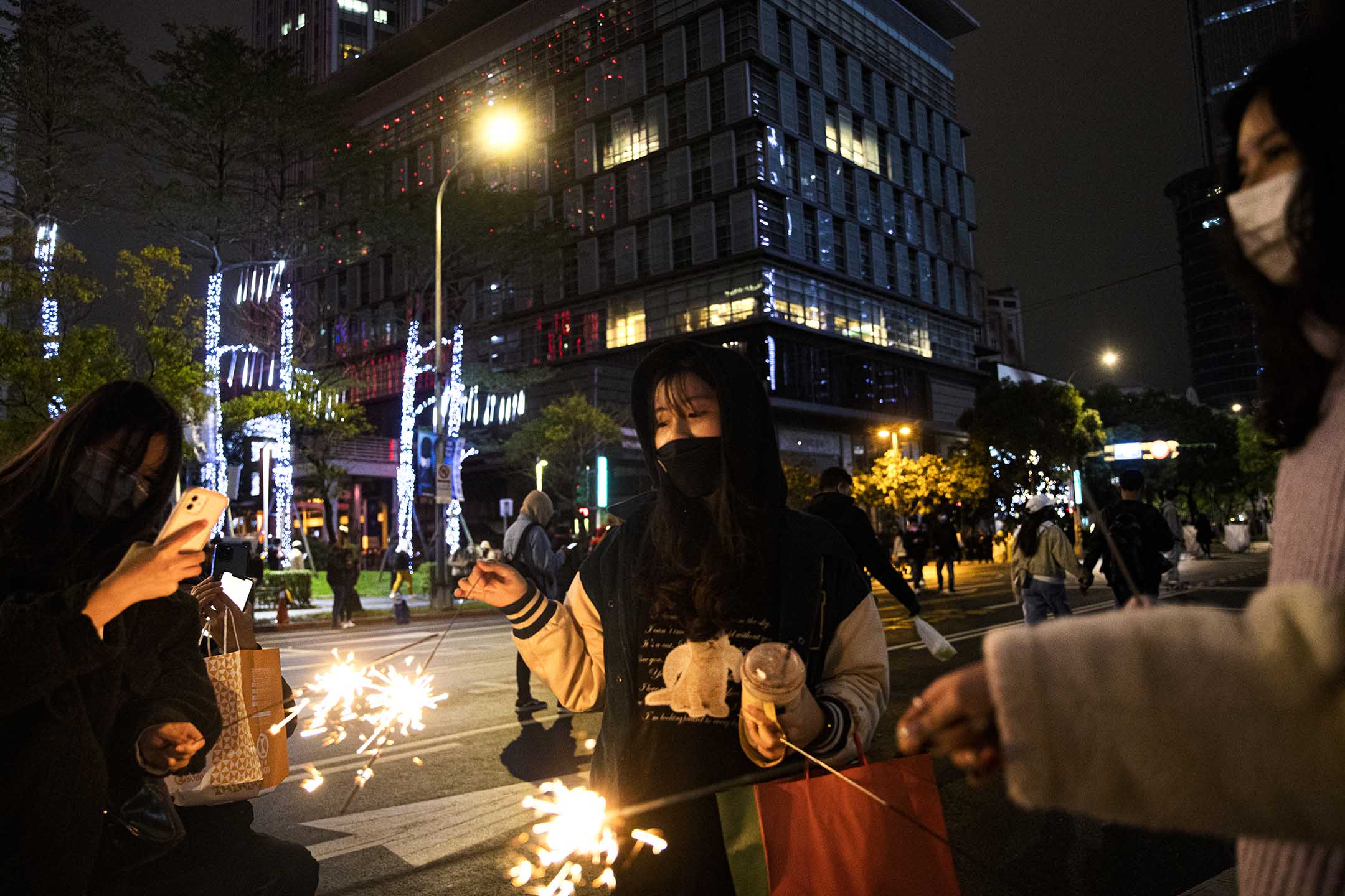 2022年1月1日,一班學生在街頭慶祝新年。
