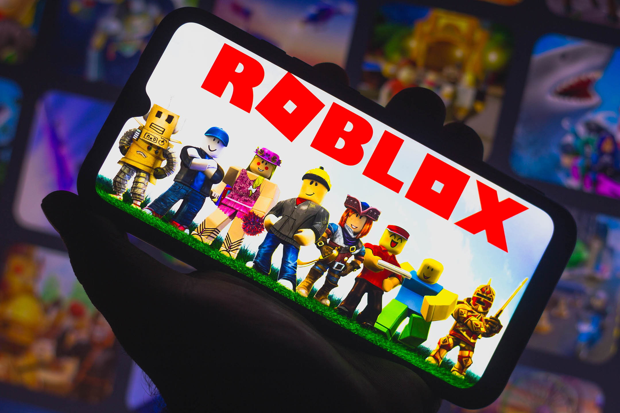 2021年3月30日,智能手機上顯示Roblox的標誌。