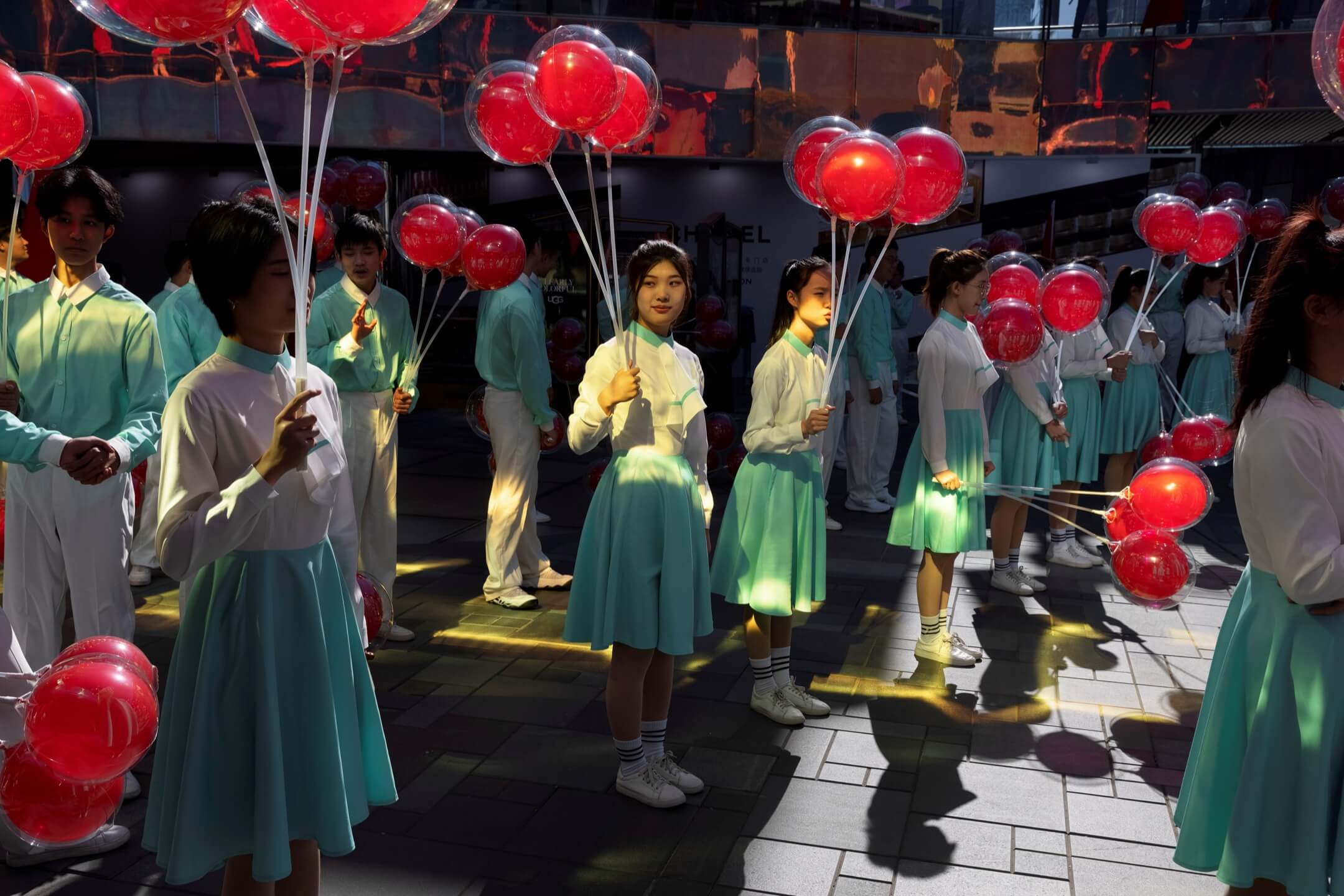 2021年10月，中國首都北京，表演者在三里屯購物區為中國共產黨拍攝宣傳片。