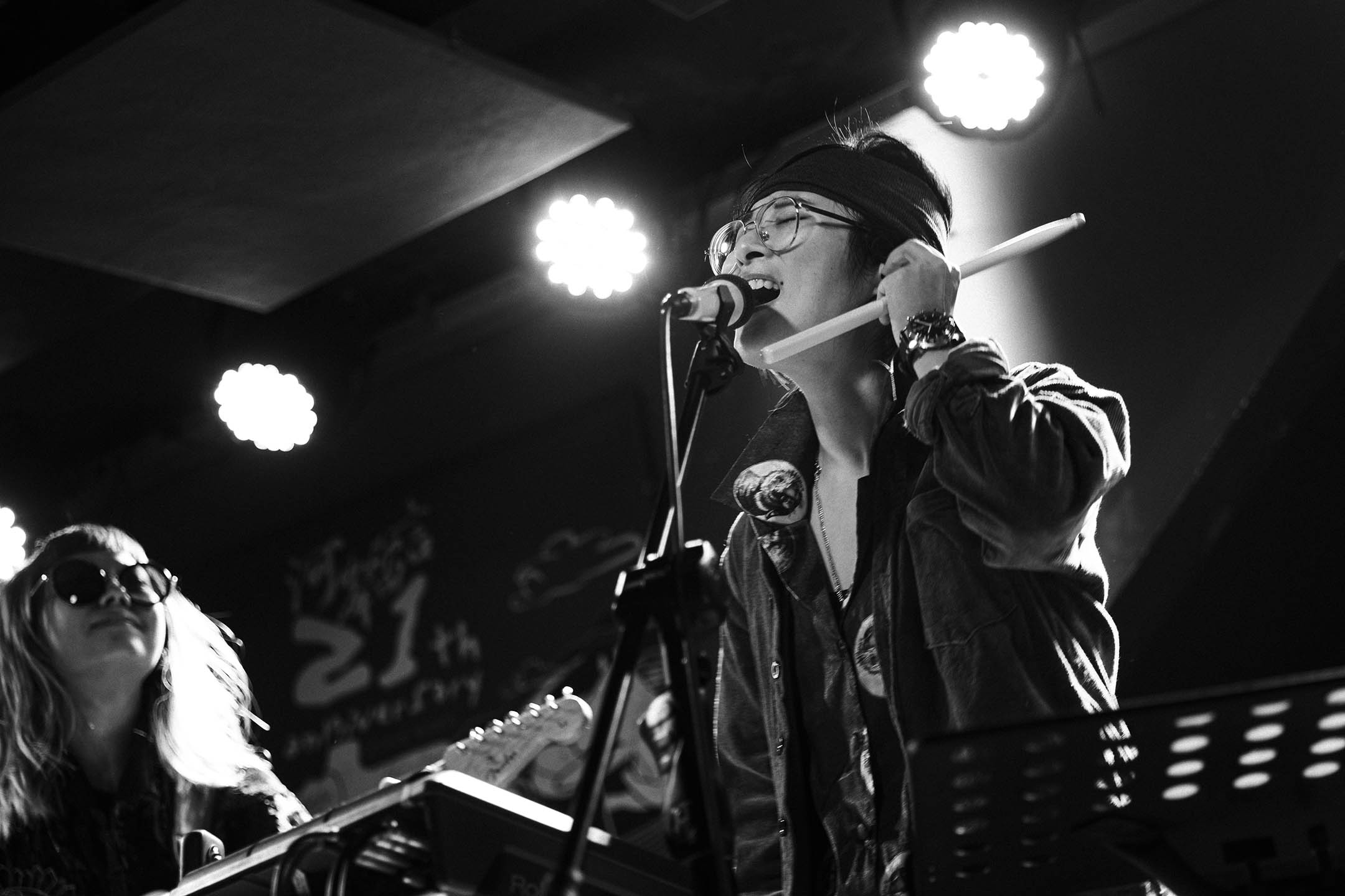 2021年12月18日台北,香港樂隊絕命青年在台上表演。