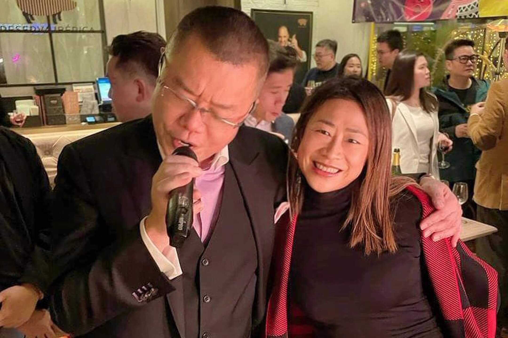 洪為民(左)和參加者在派對舉行期間均沒戴口罩。