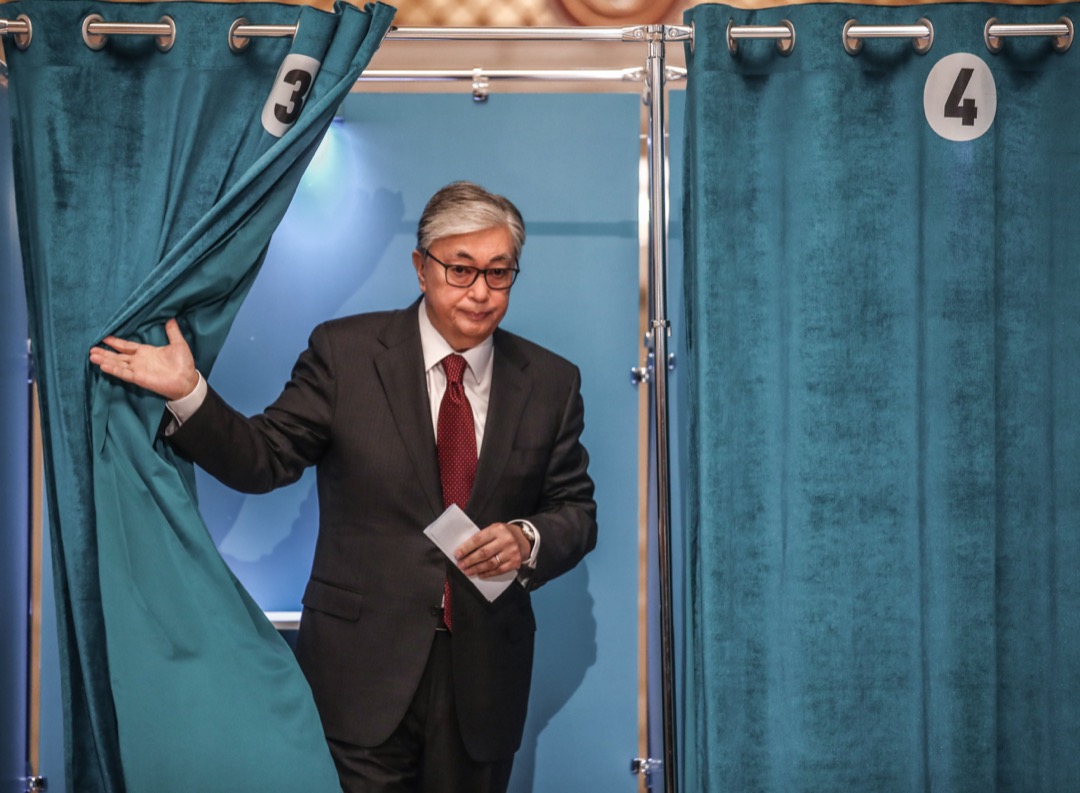 2019年6月9日,哈薩克斯坦總統選舉,爭取連任的總統托卡耶夫到首都努爾蘇丹的阿斯塔納歌劇院投票。