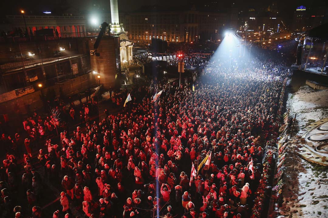 2015年2月20日,乌克兰基辅数千人抵达一年前在独立广场起义的遇难者纪念碑前献花和点燃蜡烛。 纪念一年前死亡的反政府示威者,随后总统亚努科维奇下台。乌克兰其后引发克里米亚危机,亲乌克兰军队和亲俄份子在顿巴斯地区仍继续进行战事。