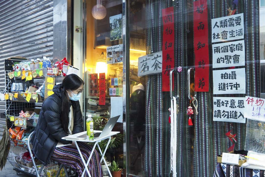 「人類需要社會生活」兩個「家庭」的聚會。因限聚令而只能坐在門外視像主持的李維怡。