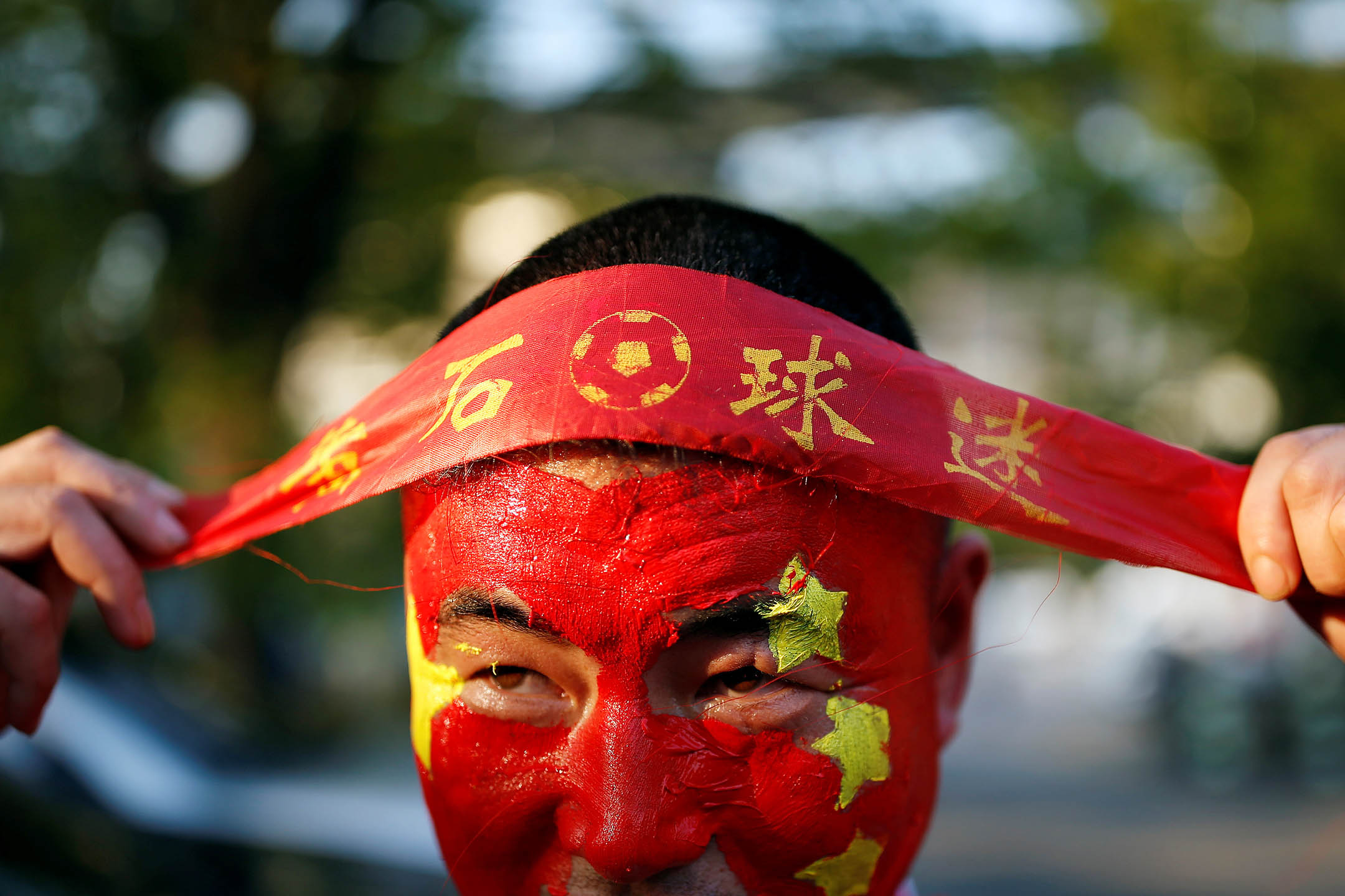 2016年1月9日,2018年世界杯足球外围赛,韩国对中国,一名中国球迷戴著头带。