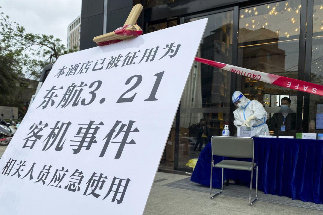 2022年3月22日,广西一间被征用作调查东航空难的酒店,一名身穿防护服的工作人员在一家酒店外 。