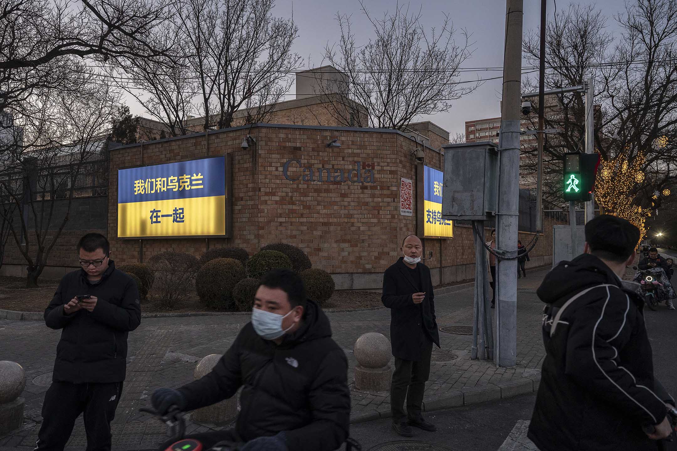 2022年3月1日中国北京,加拿大大使馆的外墙上可以看到“我们与乌克兰站在一起”的大型宣传牌。