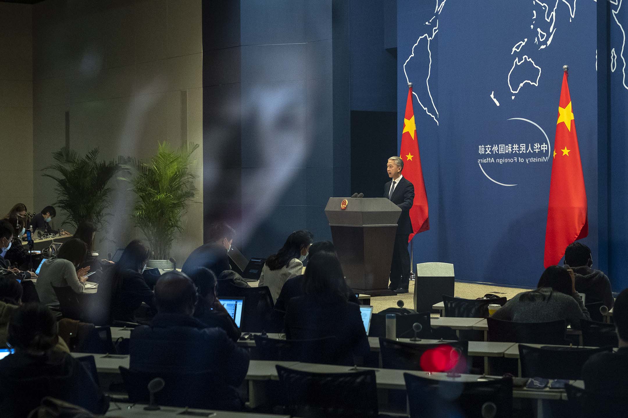 2022年3月1日中國北京,外交部發言人汪文斌在新聞發布會上向台下記者發言。
