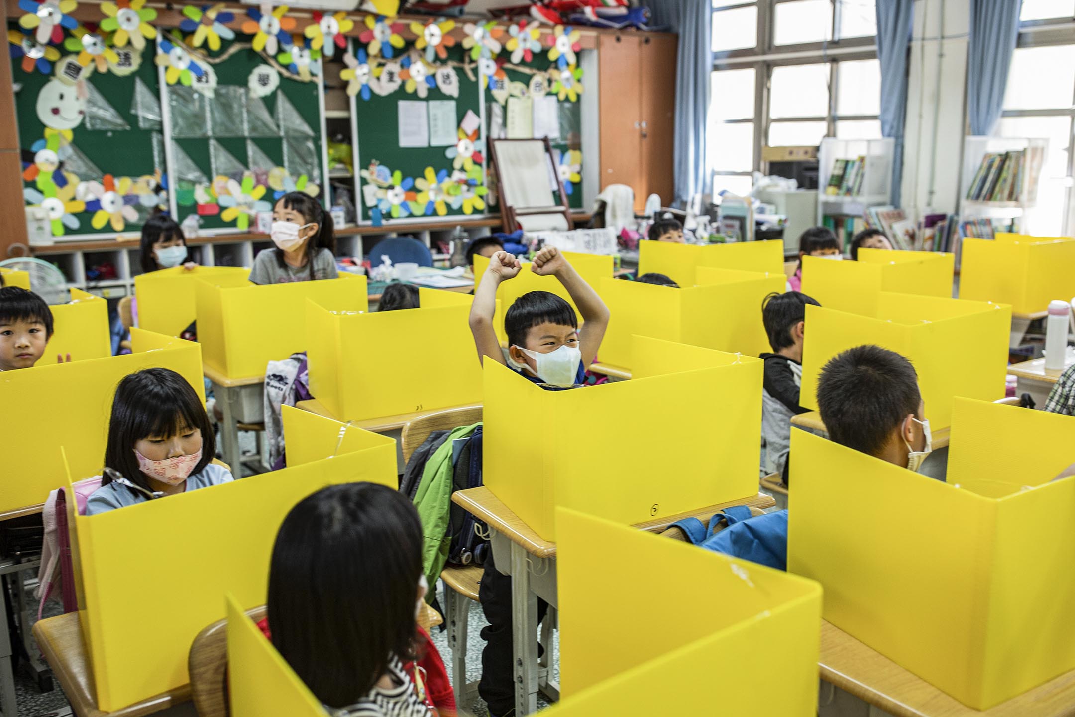 2020年2月26日台北市,国小生在班房吃午餐。