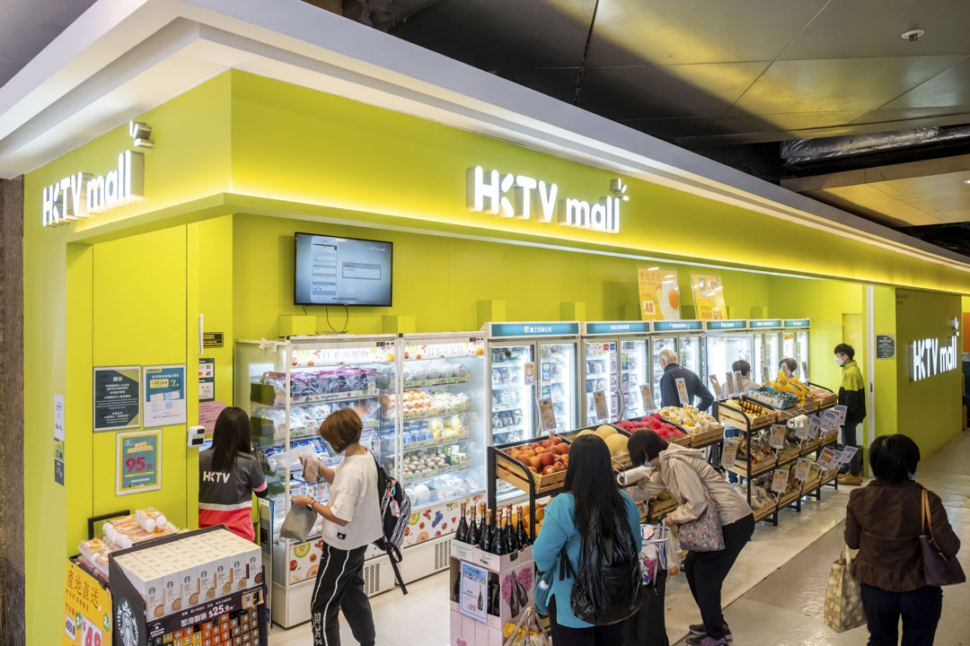 2021年3月23日,顧客在 HKTVmall O2O 商店瀏覽產品。