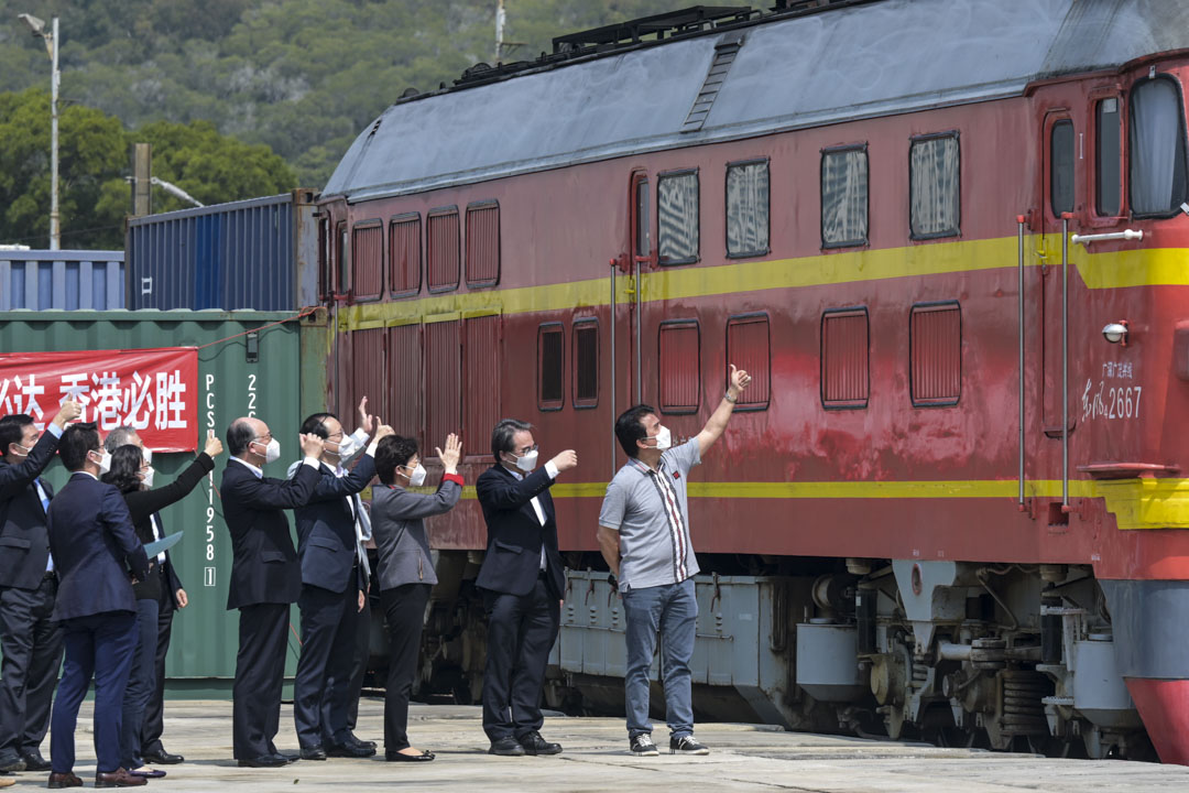 2022年3月2日,特首林鄭月娥與官員迎接滿載 18 個集裝箱醫療用品的火車抵達香港。