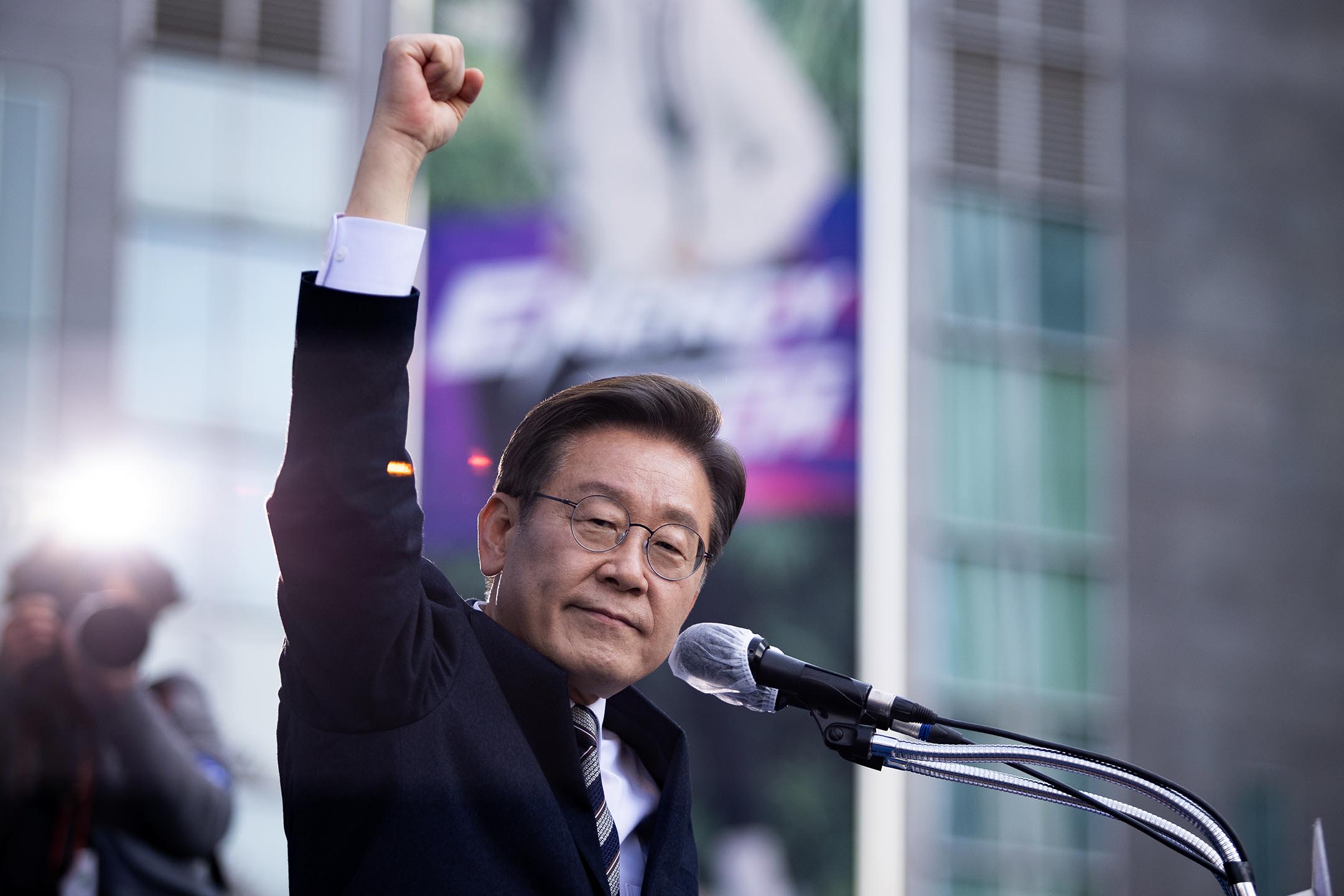 2022年3月3日,共同民主黨總統選舉候選人李在明於首爾舉行的競選活動中發表講話。