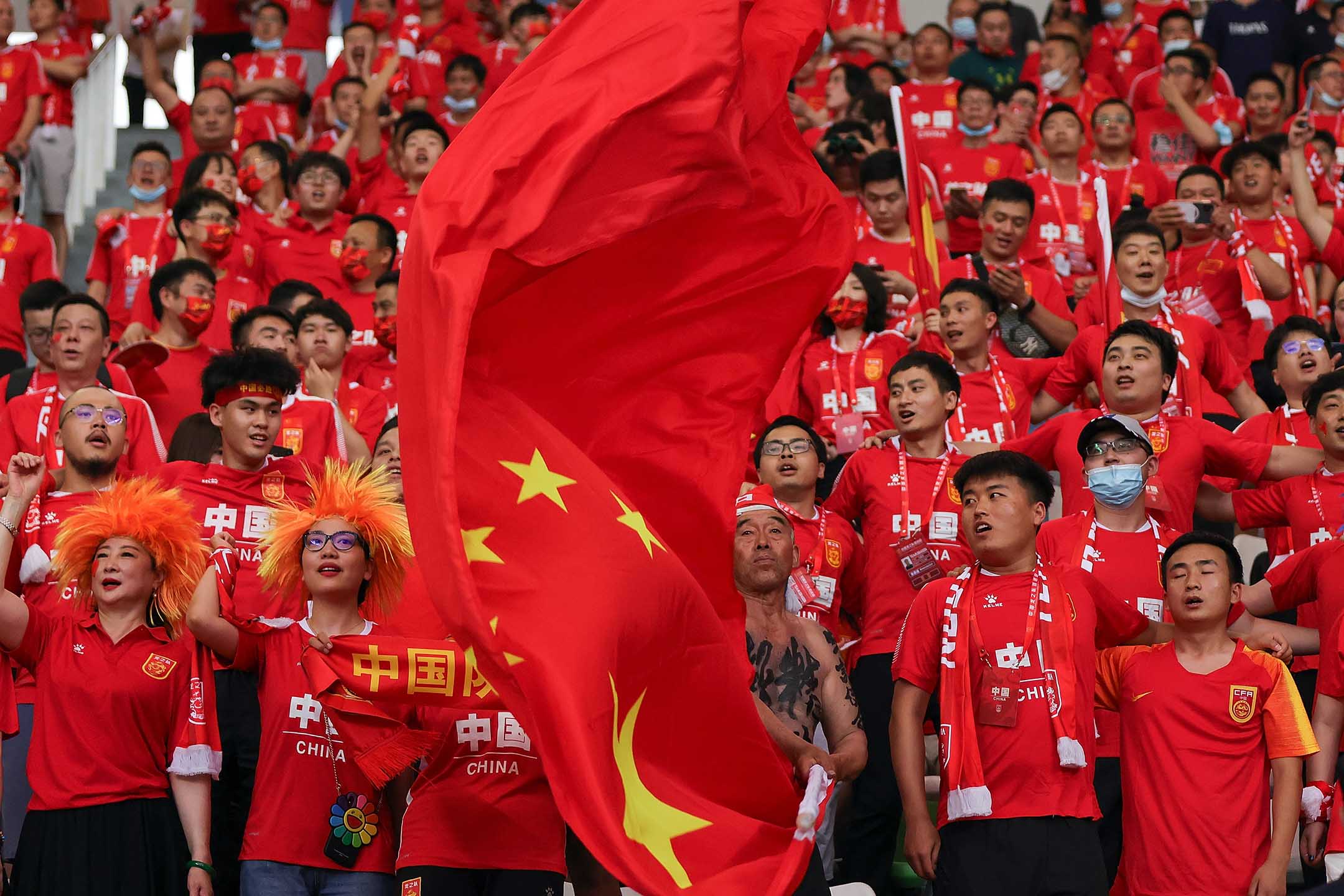 2021年5月30日,中国苏州,中国球迷在2022年FIFA世界杯亚洲区预选赛,中国队和关岛队的比赛中。