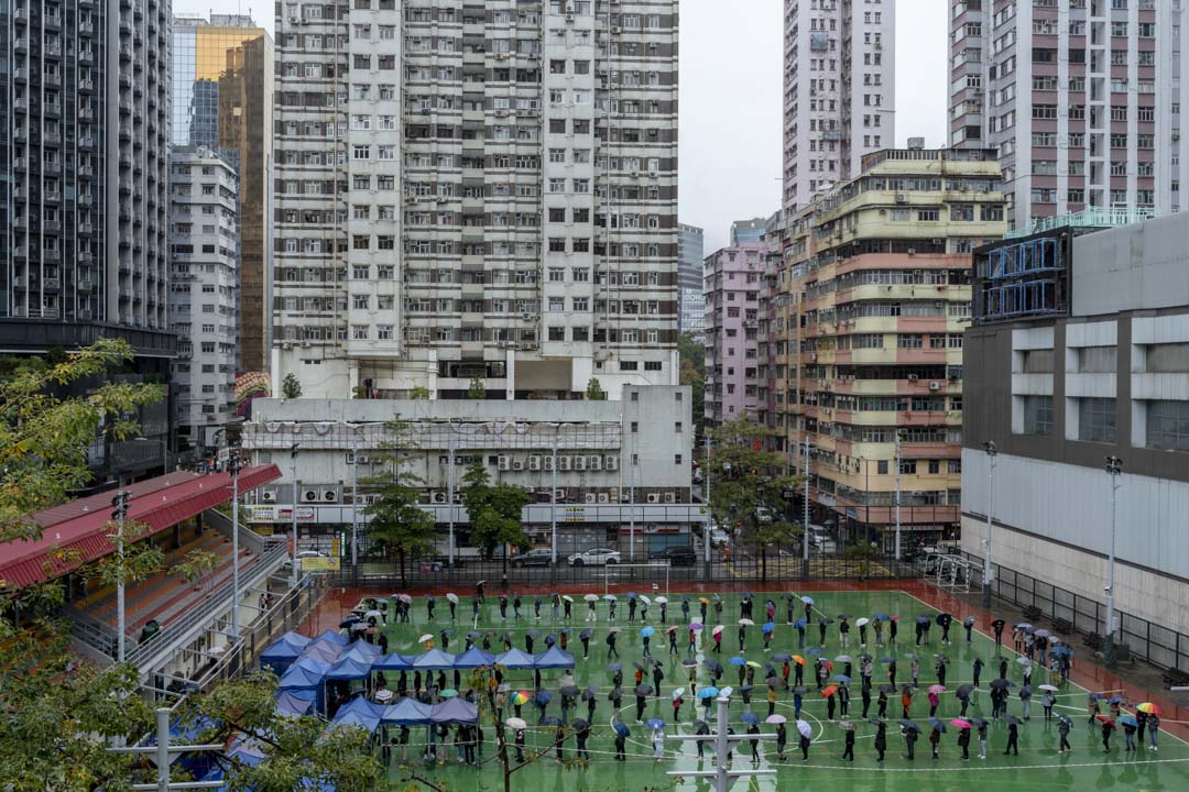 2022年2月22日，旺角麥花臣遊樂場的市民冒雨排隊檢測。