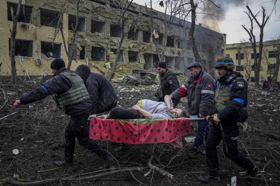 2022年3月9日,烏克蘭南部城市馬里烏波爾(Mariupol),俄軍炮彈炸毀一座婦科醫院,救援部隊人員抬出一名受傷的孕婦。