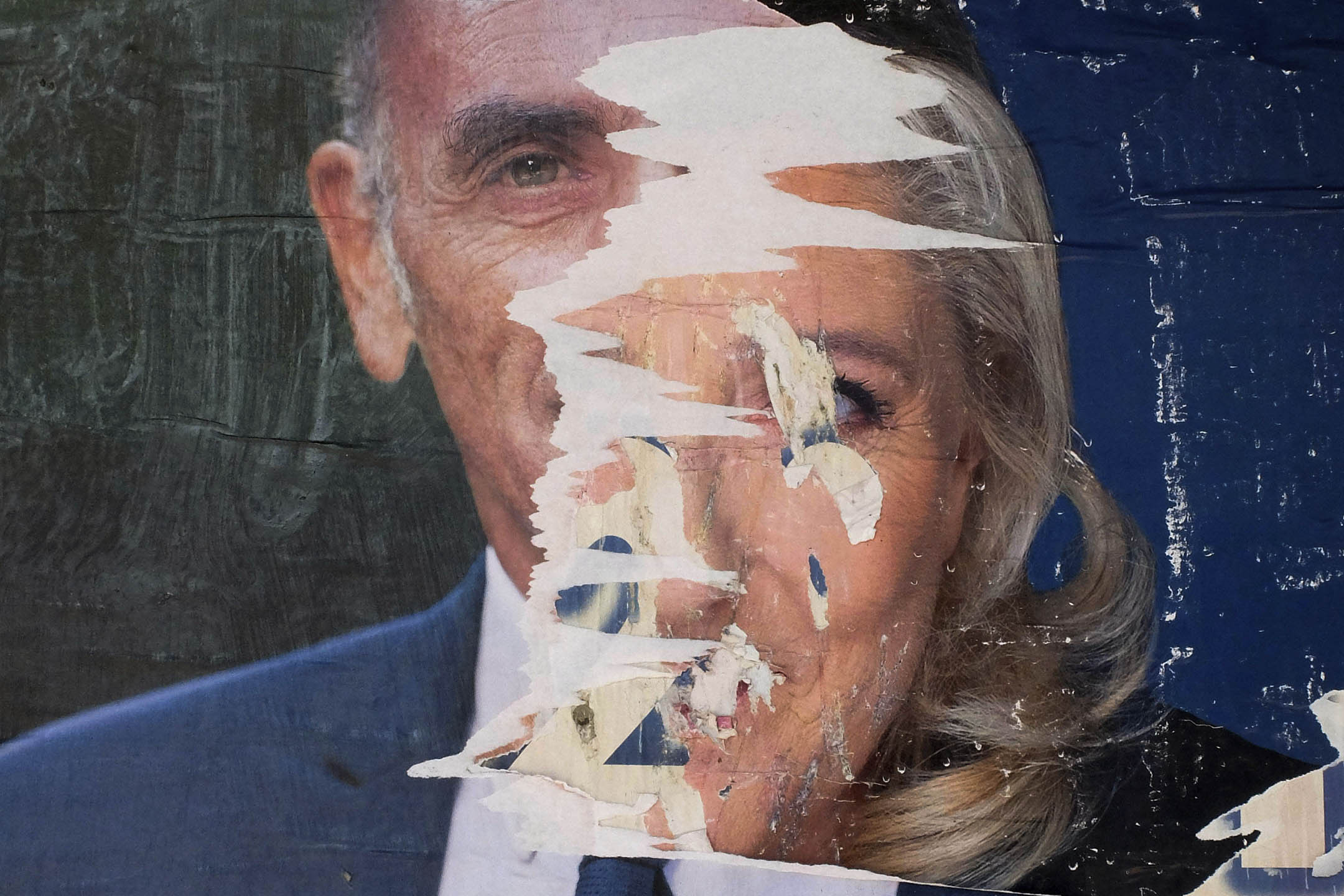 2022年3月4日巴黎,勒龐(Marine Le Pen)和澤穆爾(Eric Zemmour) 頭像的海報。
