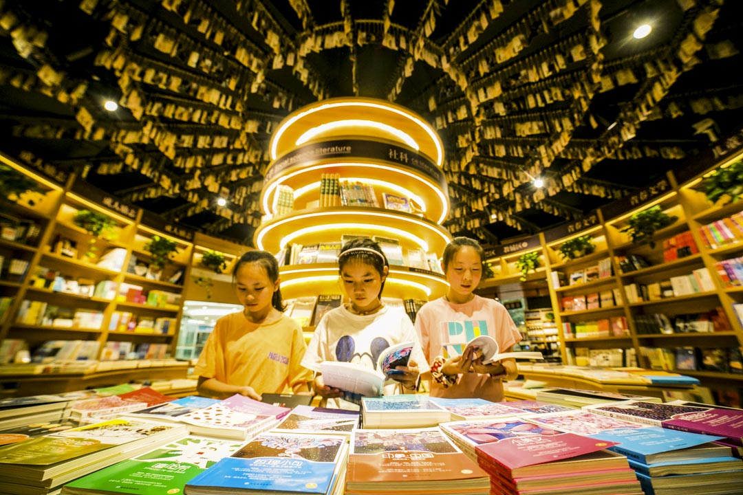 2020年7月20日,貴州的孩子們於暑假期間在書店讀書。