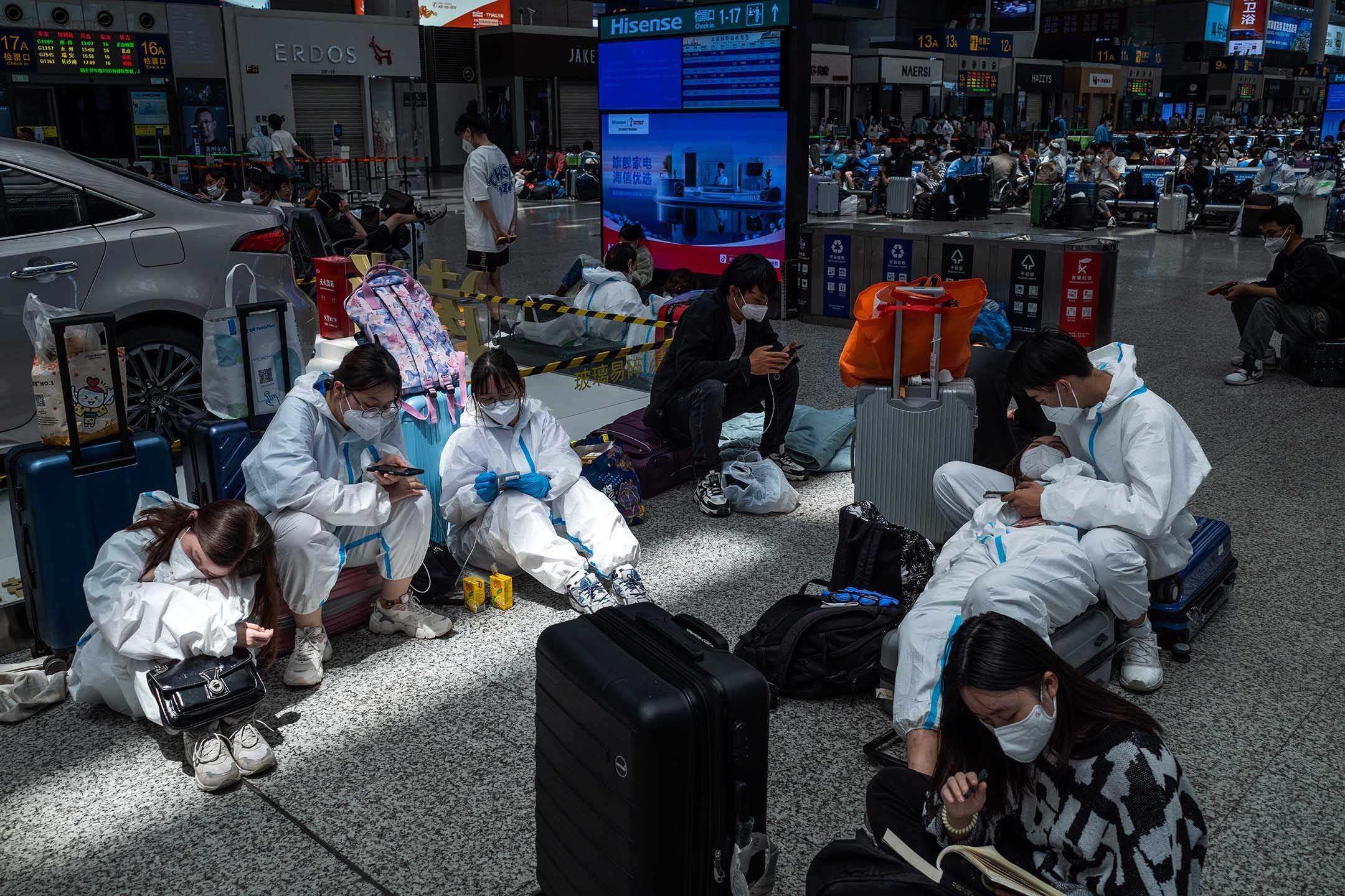 2022年5月22日,上海,旅客在上海虹桥火车站等候火车。