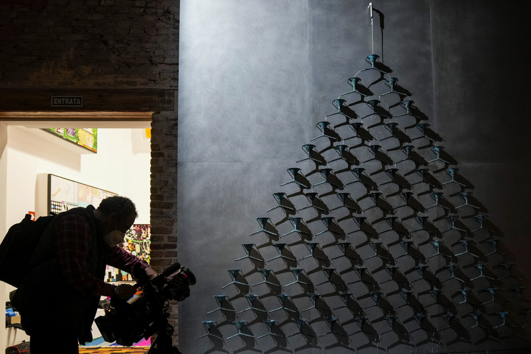 威尼斯双年展,乌克兰馆展出艺术家 Pavlo Makov 的作品《干塘 (The fountain of exhausion)》。