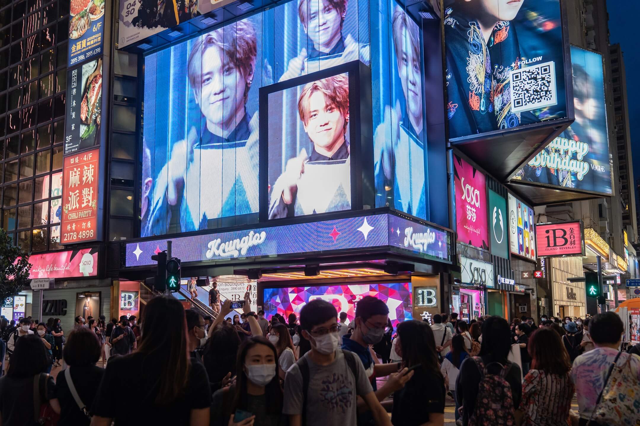 2022年4月30日,香港男团MIRROR成员姜涛生日,他的支持者在铜锣湾买下多个广告版为他庆祝,多人前往拍照留念。