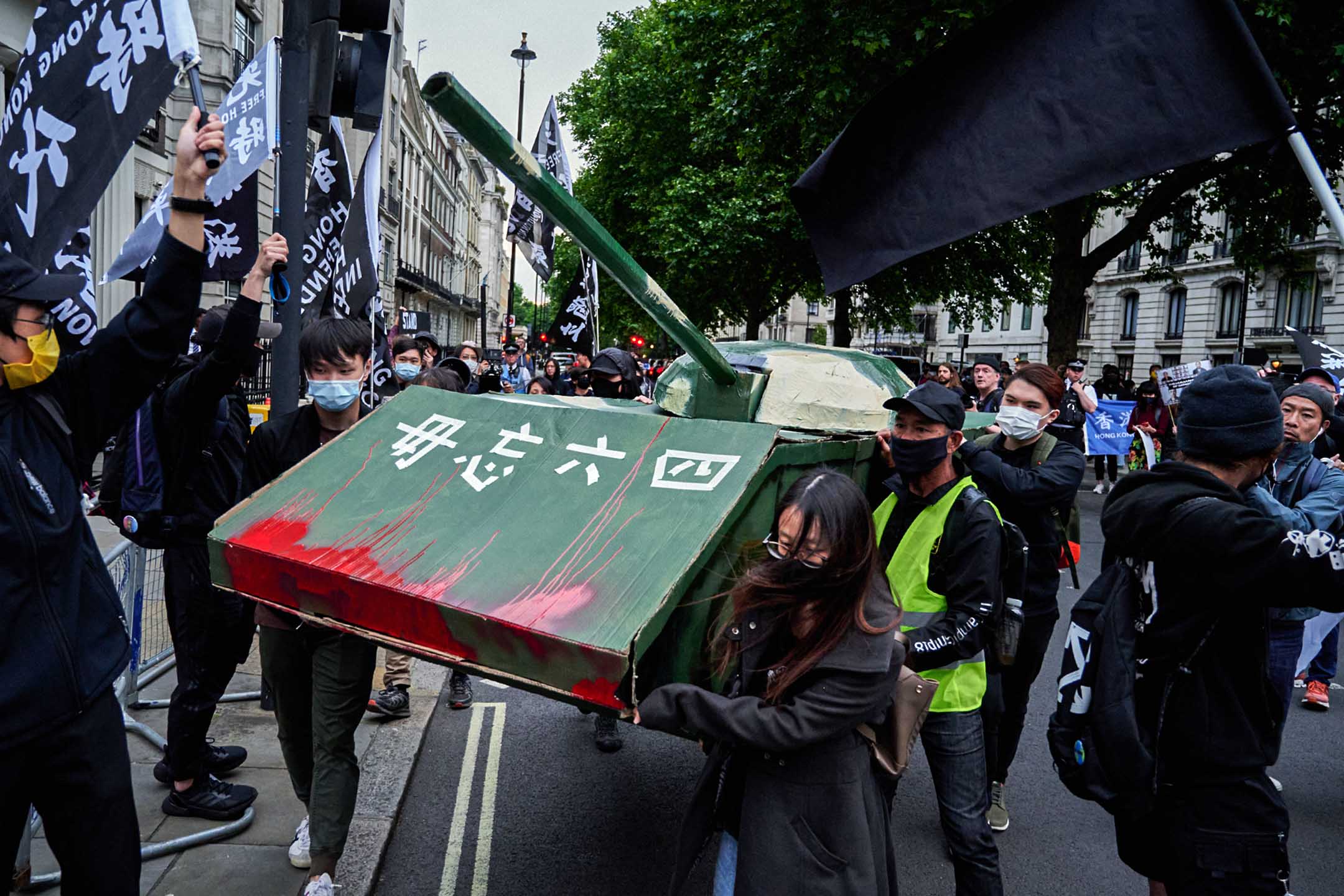 2022年6月4日,倫敦,國際特赦組織舉行燭光集會,高峰期達600人參與,示威者把紙紮坦克擺在中國大使館外。攝:Peter Wong/端傳媒