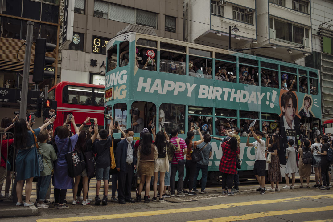 今年姜濤生日,「姜糖」買下電車車身廣告,同時於生日當天請全香港市民免費乘搭電車。