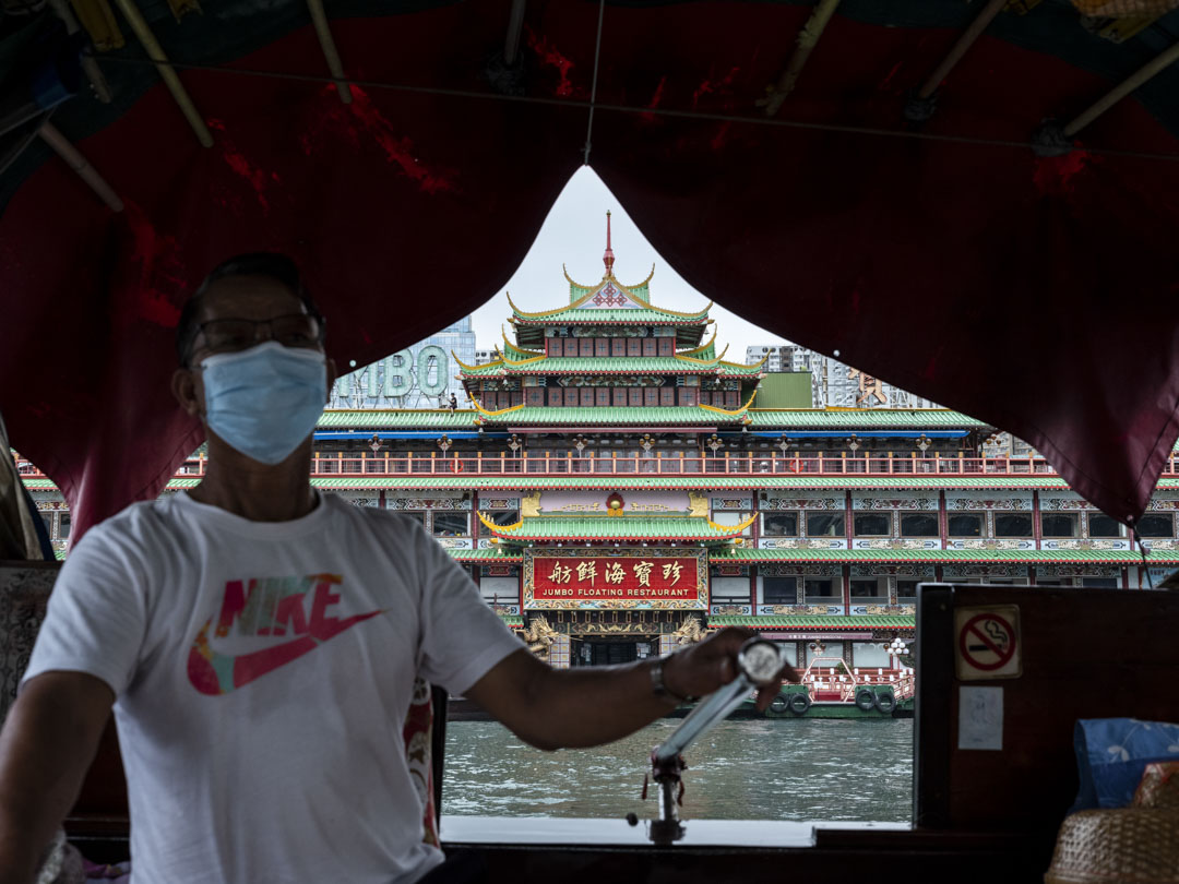 黃生在90年代來到深灣碼頭當舢舨戶，接載食客到珍寶去。一載便是30年。