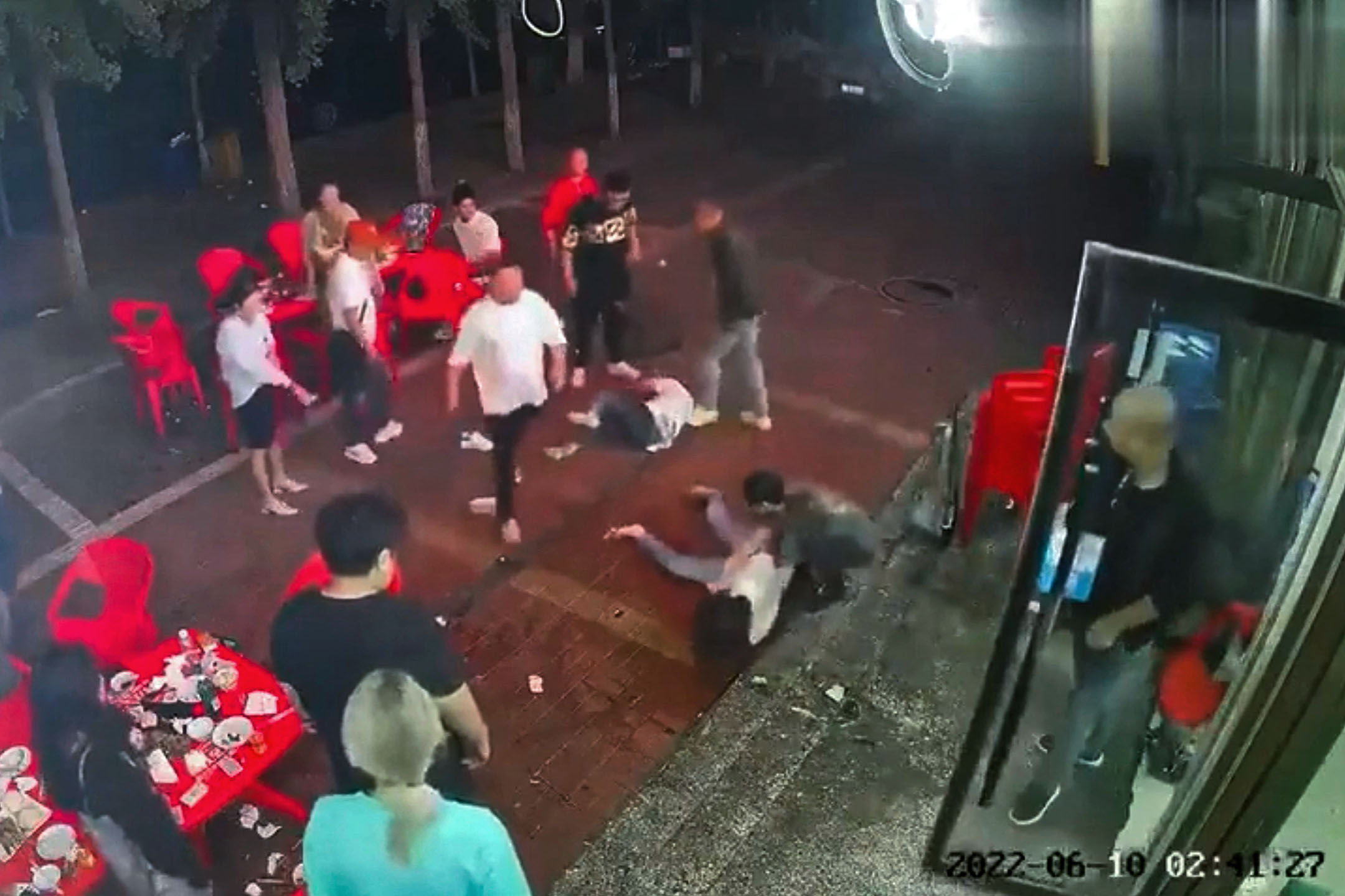 2022年6月10日,河北唐山機場路一家燒烤店發生衝突,多名男子對女子進行毆打。