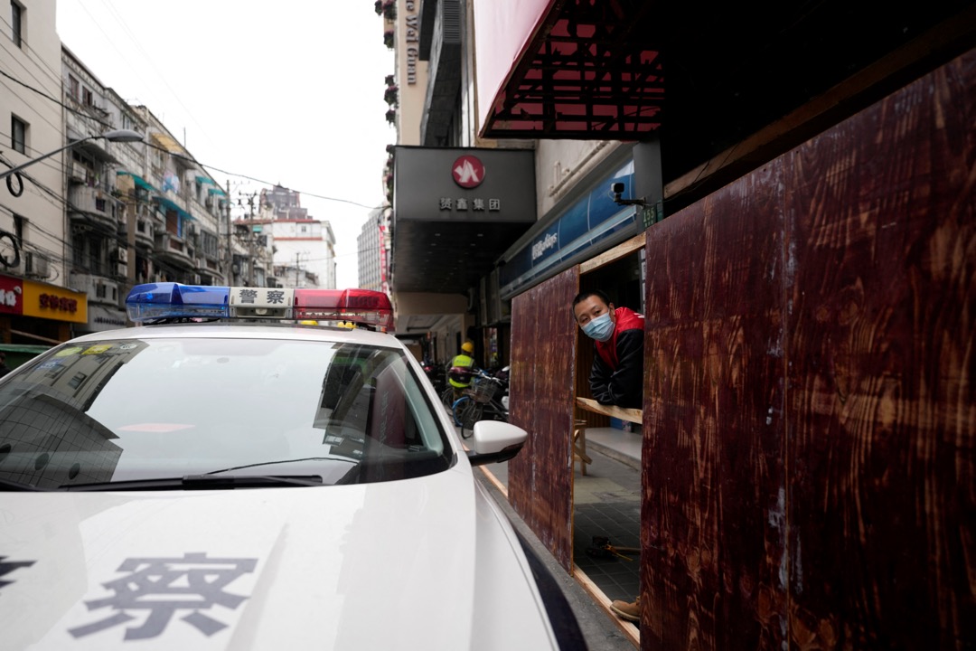 2022年3月31日，中國上海，警察與工作人員預備用木板圍封一個小區。