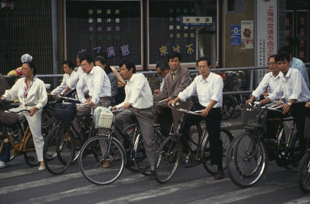 1993年10月,上海,市民在路上骑单车上班。