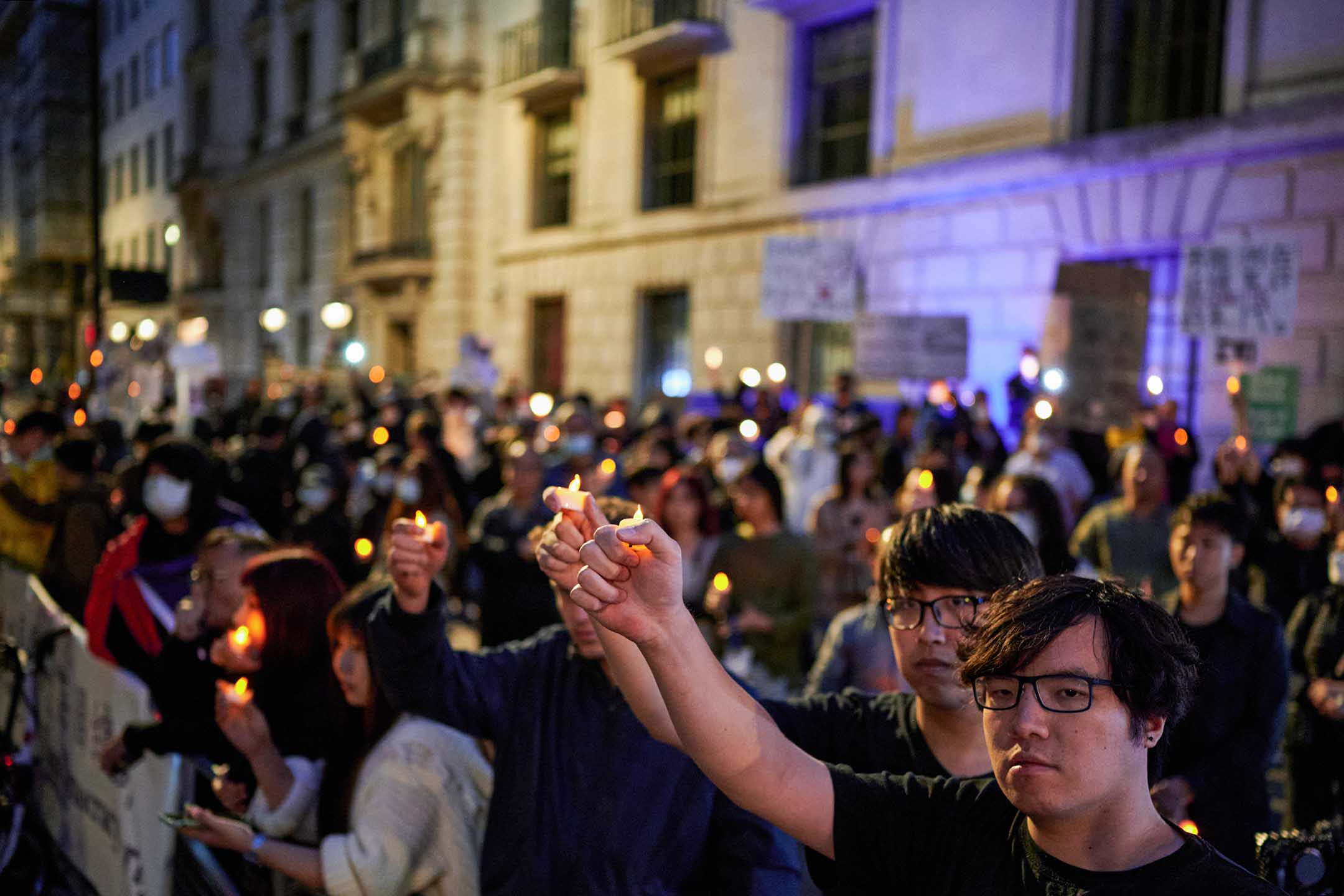 2022年6月4日,倫敦毋忘六四燭光集會: 天安門大屠殺 33 週年,倫敦中國大使館外,國際特赦組織舉行燭光集會,高峰期達600人參與,期間進行一分鐘默哀、讀出六四死難者名單及播放天安門母親張先玲錄音。攝:Peter Wong/端傳媒