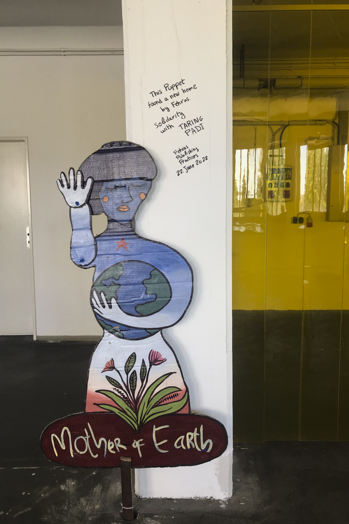 艺术家将广场带回的纸板偶摆放至自己的展场,以此行动声援因反犹争议而被撤除作品的印尼艺术家团体稻米之牙。