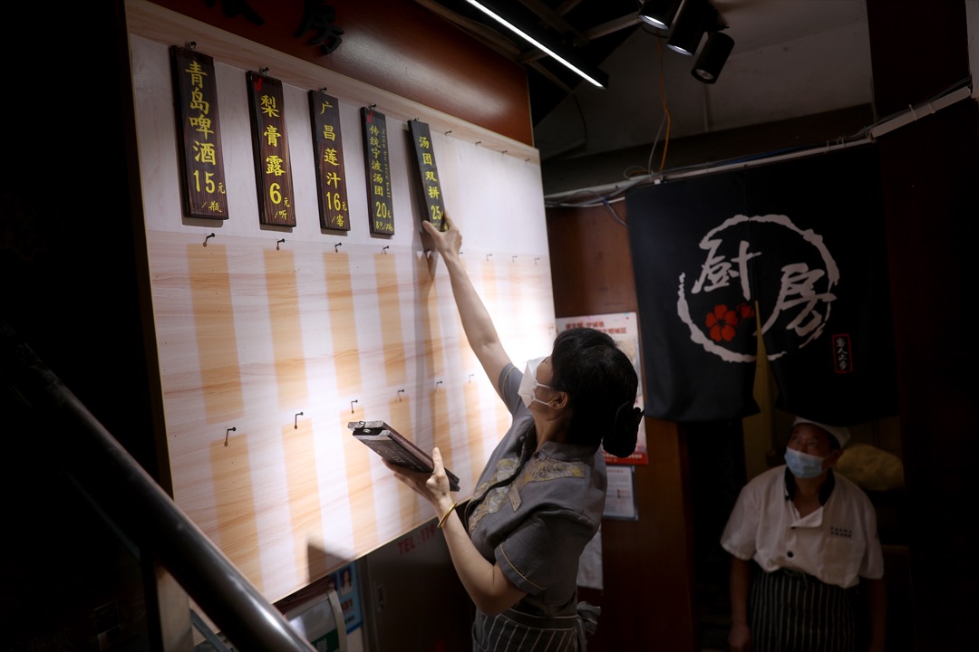 2022年6月28日，中國上海，有餐廳為解封後重新開業作準備。