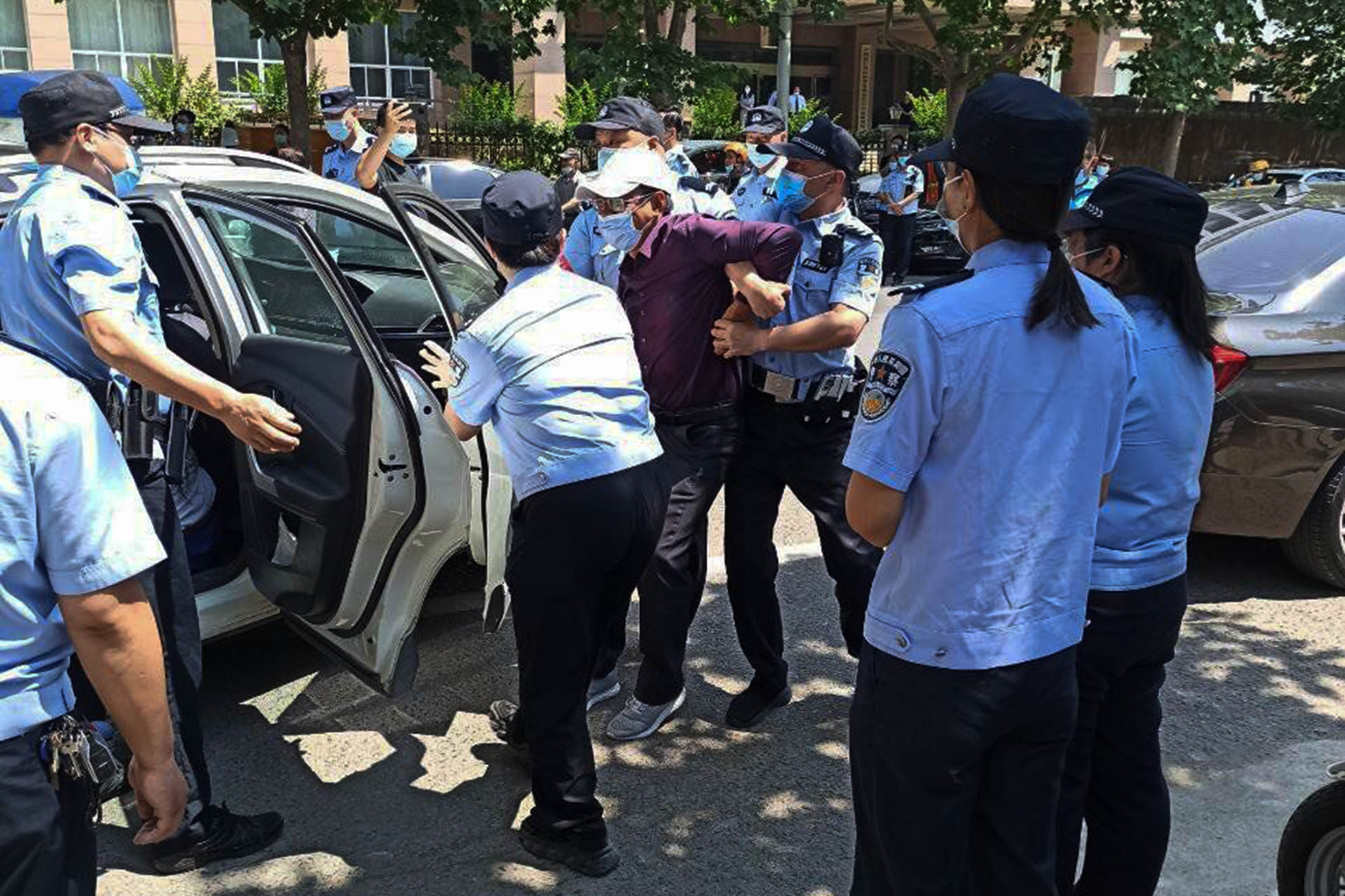 2022年5月,郑州储户到河南银保监局门口抗议,被警察带上警车。