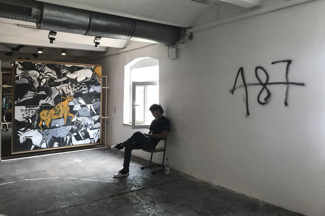 艺术家团体“The Question of Funding”作品展出的场地 WH22 被人喷上涉及极端反移民与种族歧视、带有死亡威胁意涵的“187”字样。