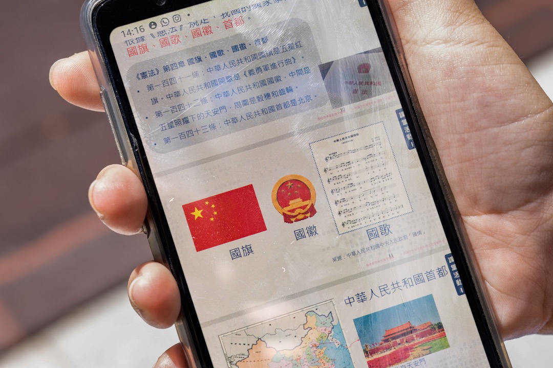 初上公民课时,Emma观察到老师授课时的用词非常小心,会说中国现时有甚么“忧虑”,而不是中国现有的“劣势”。相比以往通识课,老师更加谨言慎行。