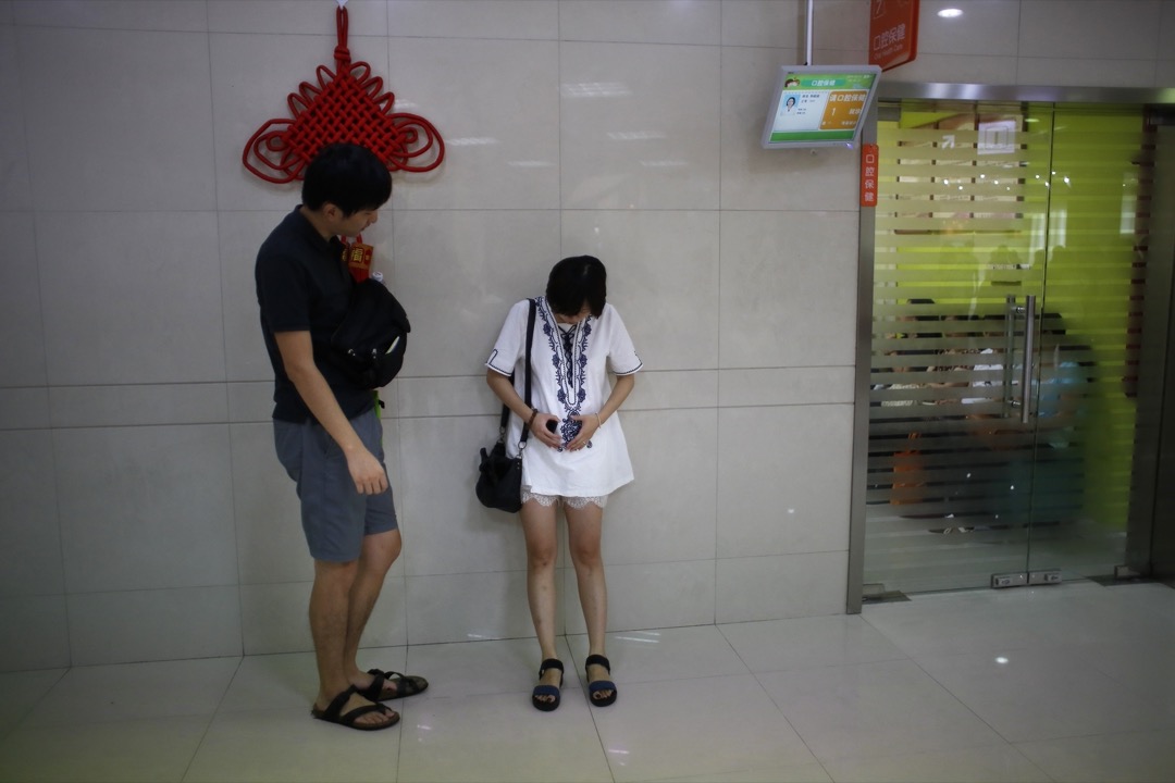 2014年9月，中國上海，一對年輕夫婦到醫院進行婦科檢查。