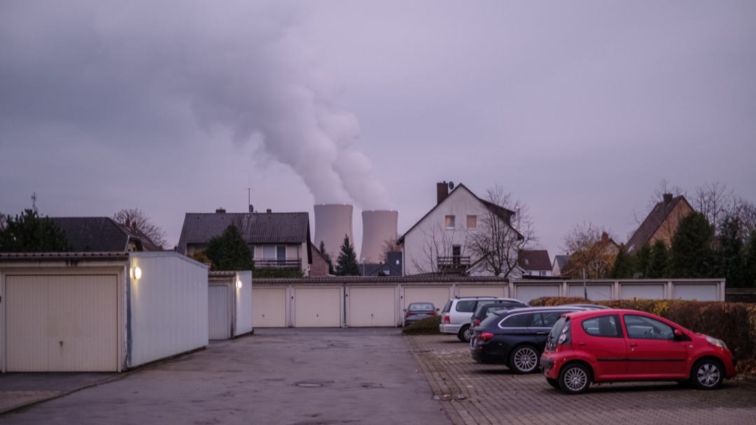 2020年11月,德國市鎮埃默塔爾(Emmerthal),民居旁的一座核發電站。