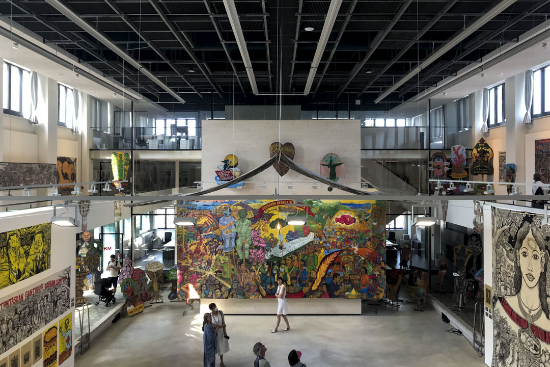 印尼艺术家团体稻米之牙的作品,于卡塞尔东郊废弃的泳池 Hallenbad Ost 展出。