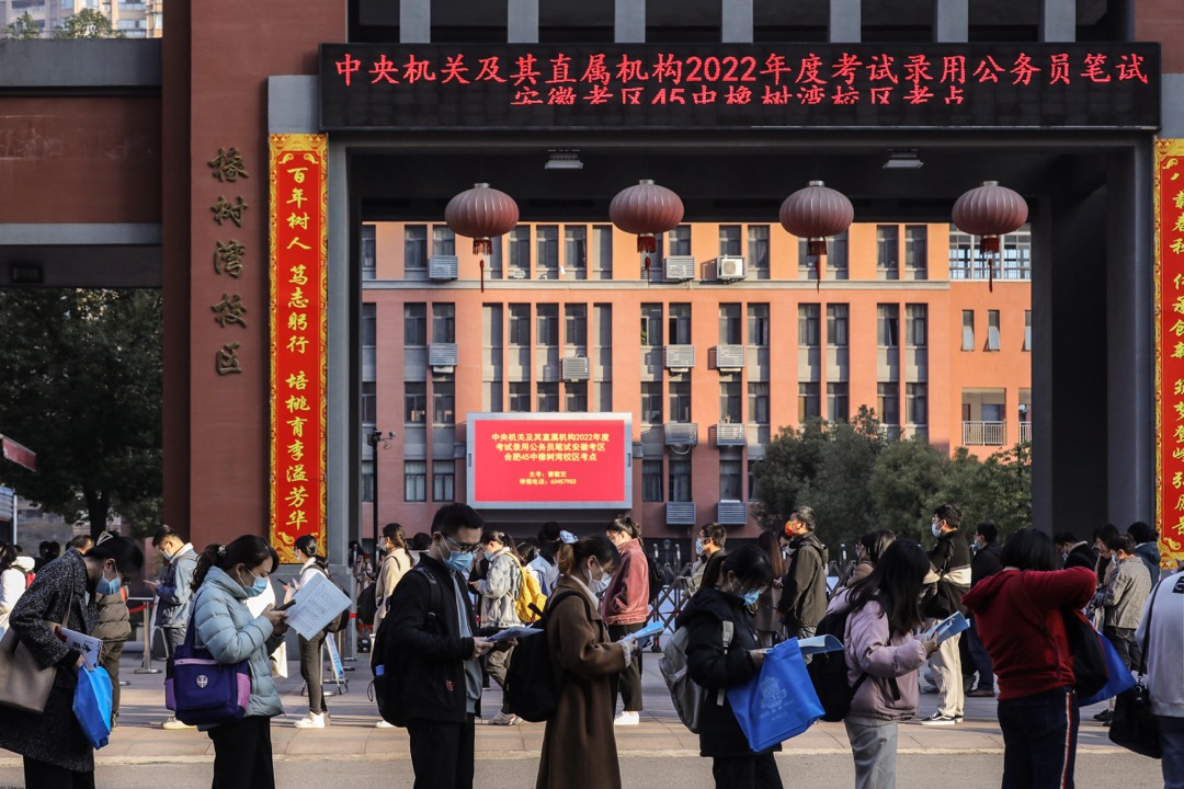 2021年11月,中国安徽省合肥市,考生排队进入2022年度公务员录用考试会场。