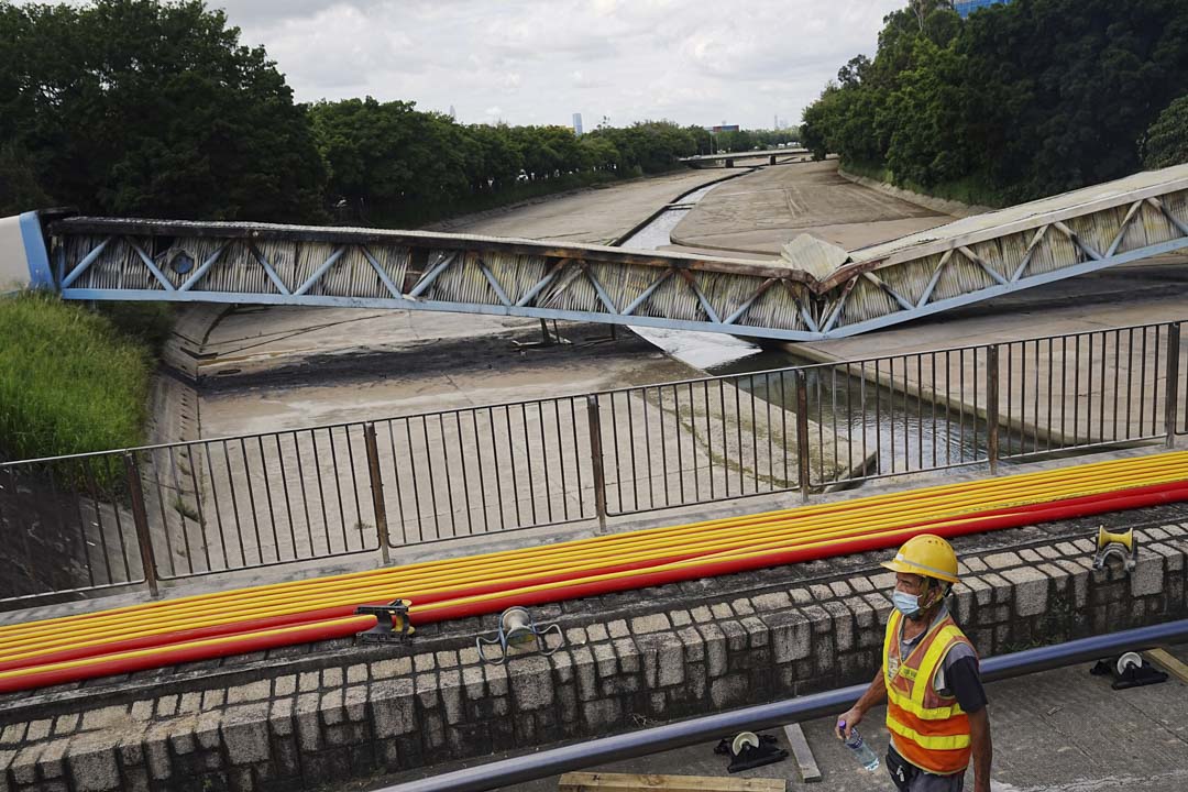 2022年6月22日﹐元朗朗屏港鐵站附近一條中電電纜於大火後嚴重焚毁,折斷成兩截,跌落橋下的明渠。