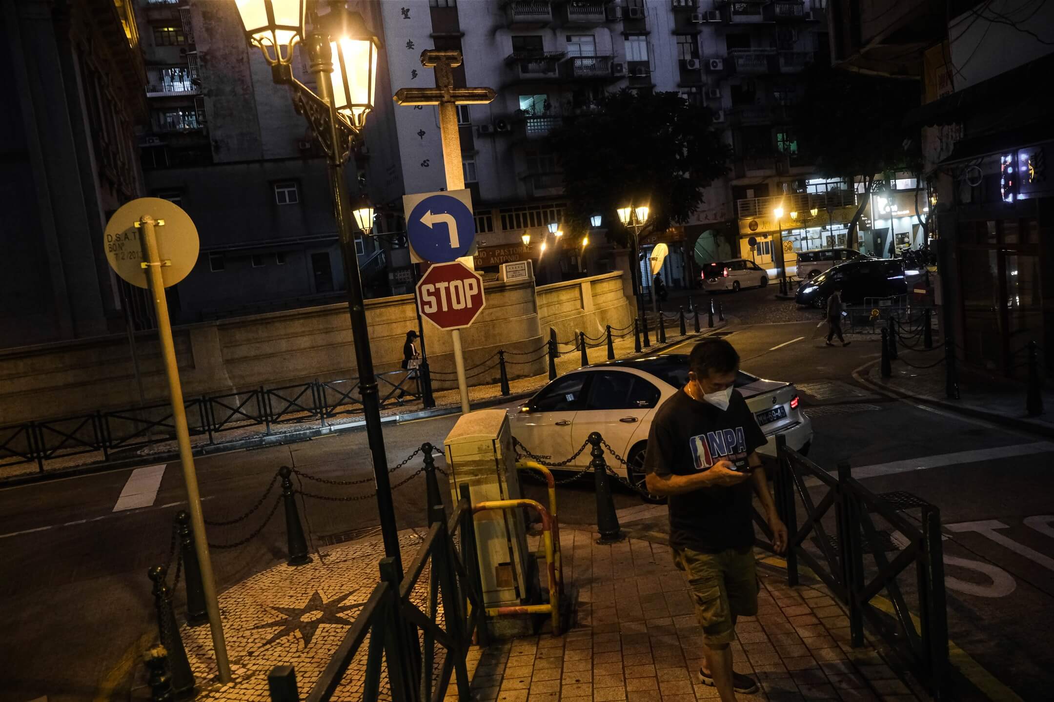 入夜後,一名市民經過白鴿巢前地。