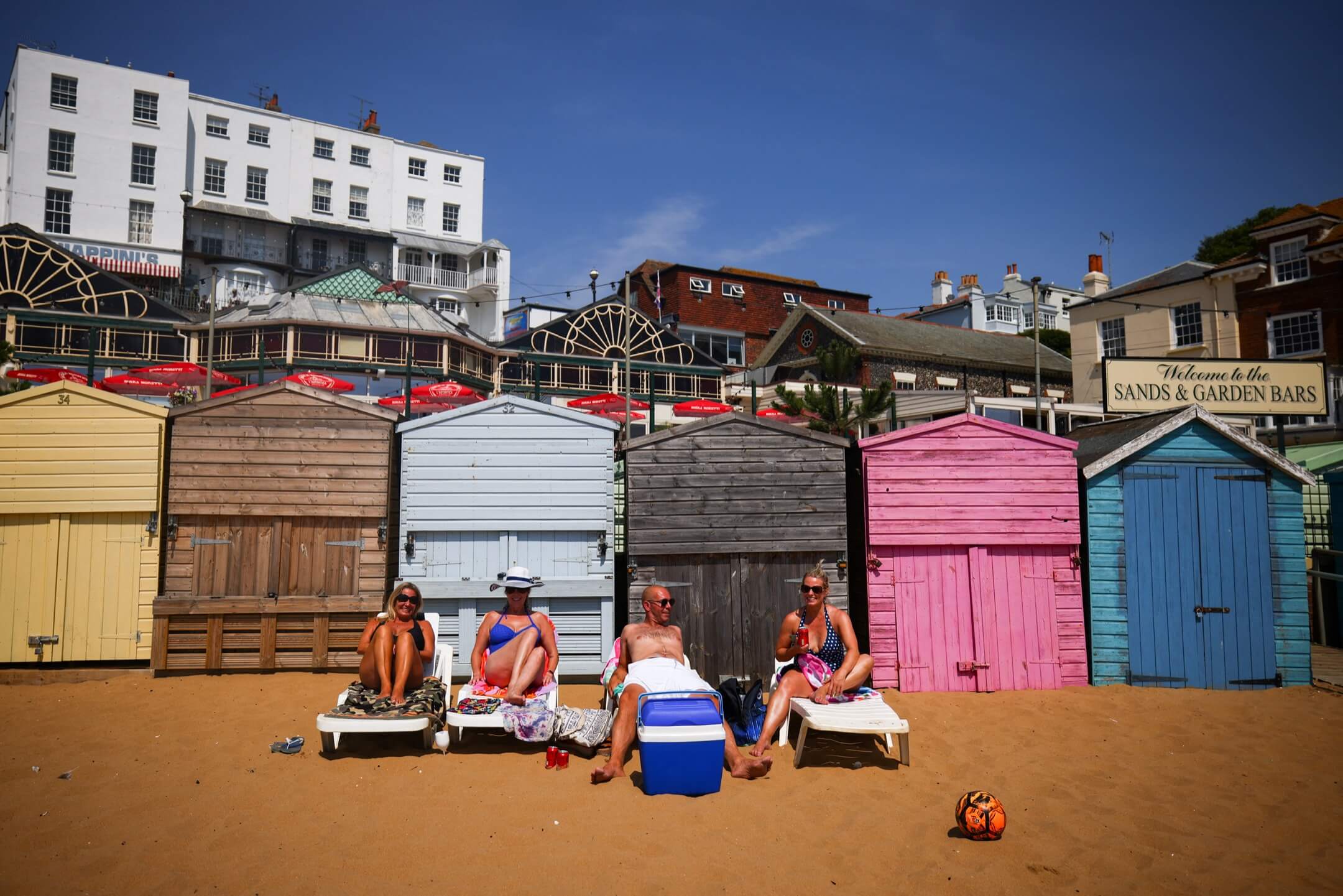 2022年7月17日,英国西南部城镇布罗德斯泰尔(Broadstairs),人们到海滩晒太阳。