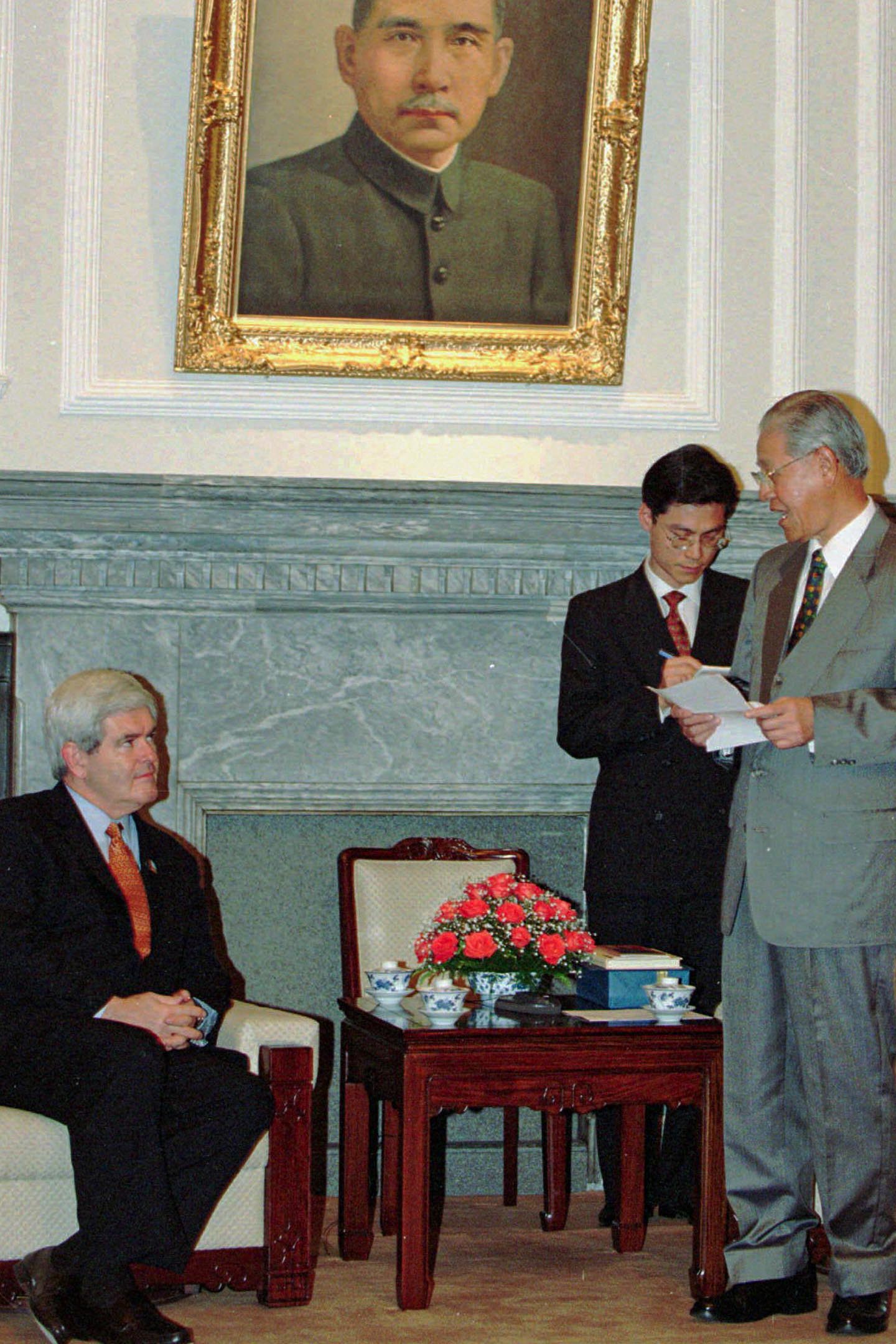 1997年4月2日,美國眾議院議長金瑞契(左)聽取台灣總統李登輝(右)的歡迎辭。