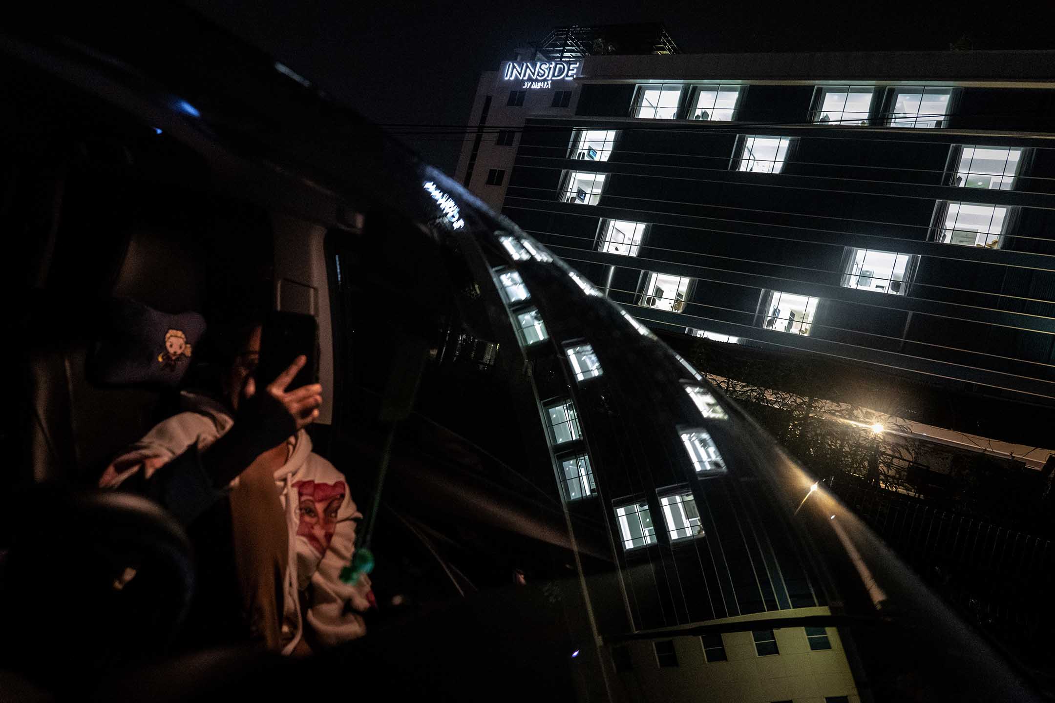 2020年4月4日,印尼一間酒店亮起心形的燈。